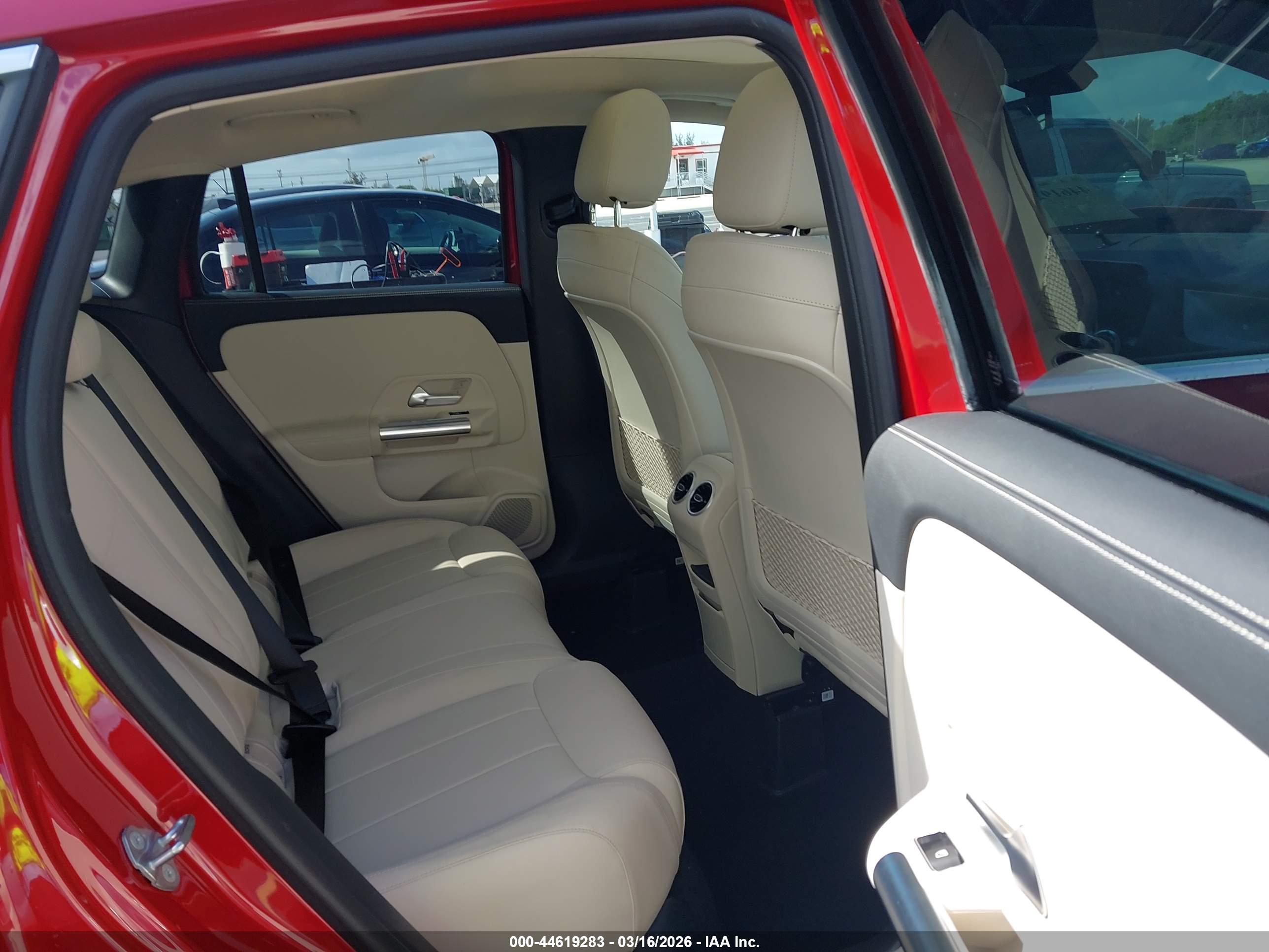 MERCEDES-BENZ GLA image 8