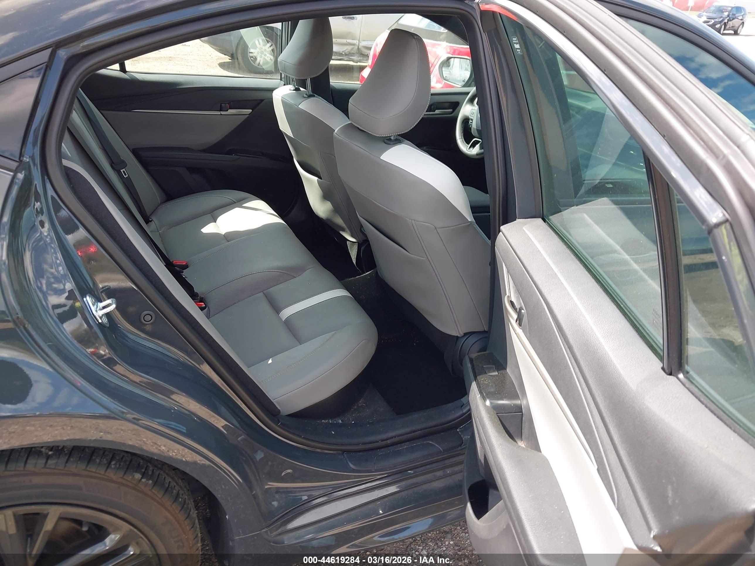 TOYOTA CAMRY image 8