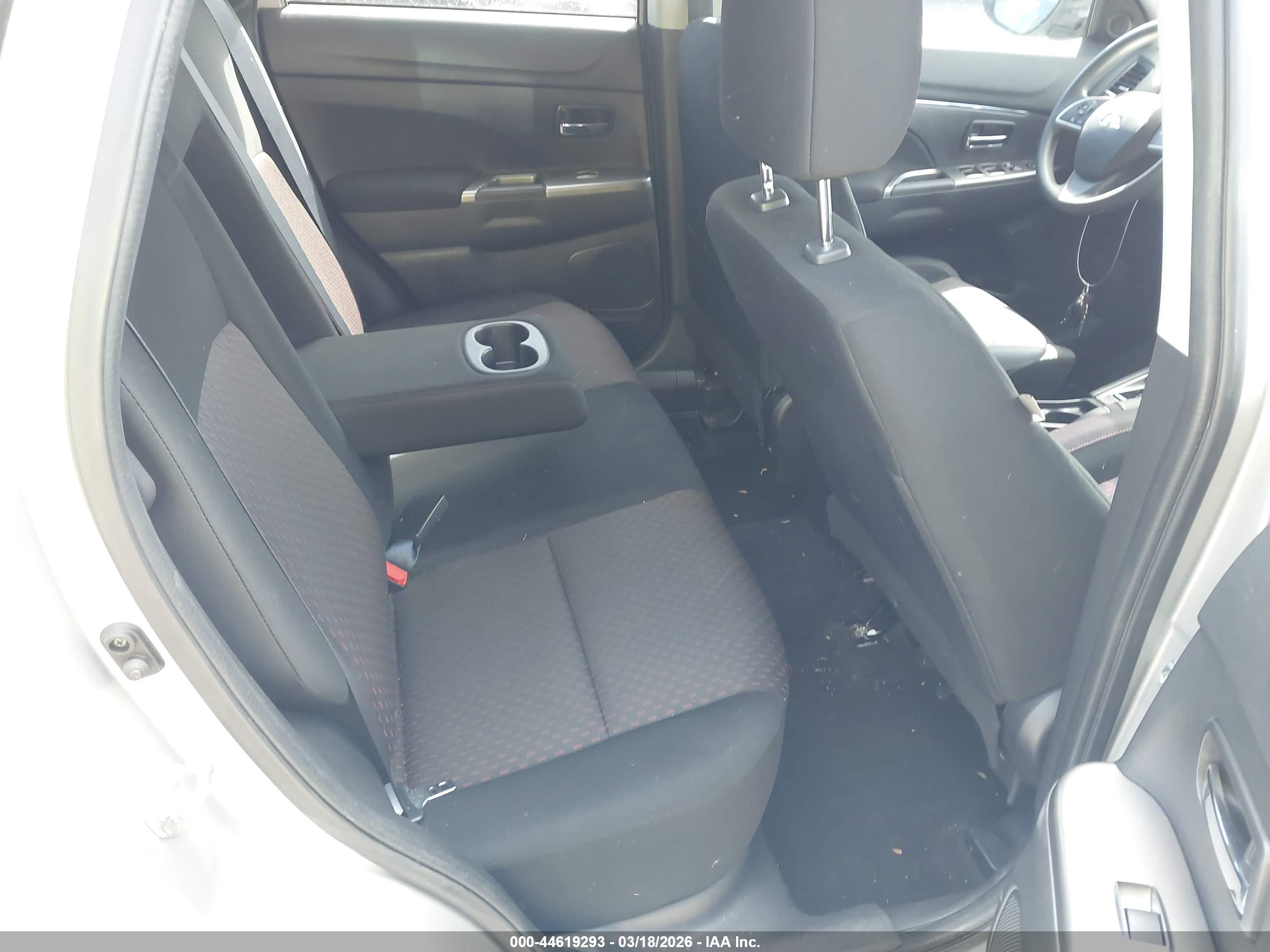 MITSUBISHI OUTLANDER image 8