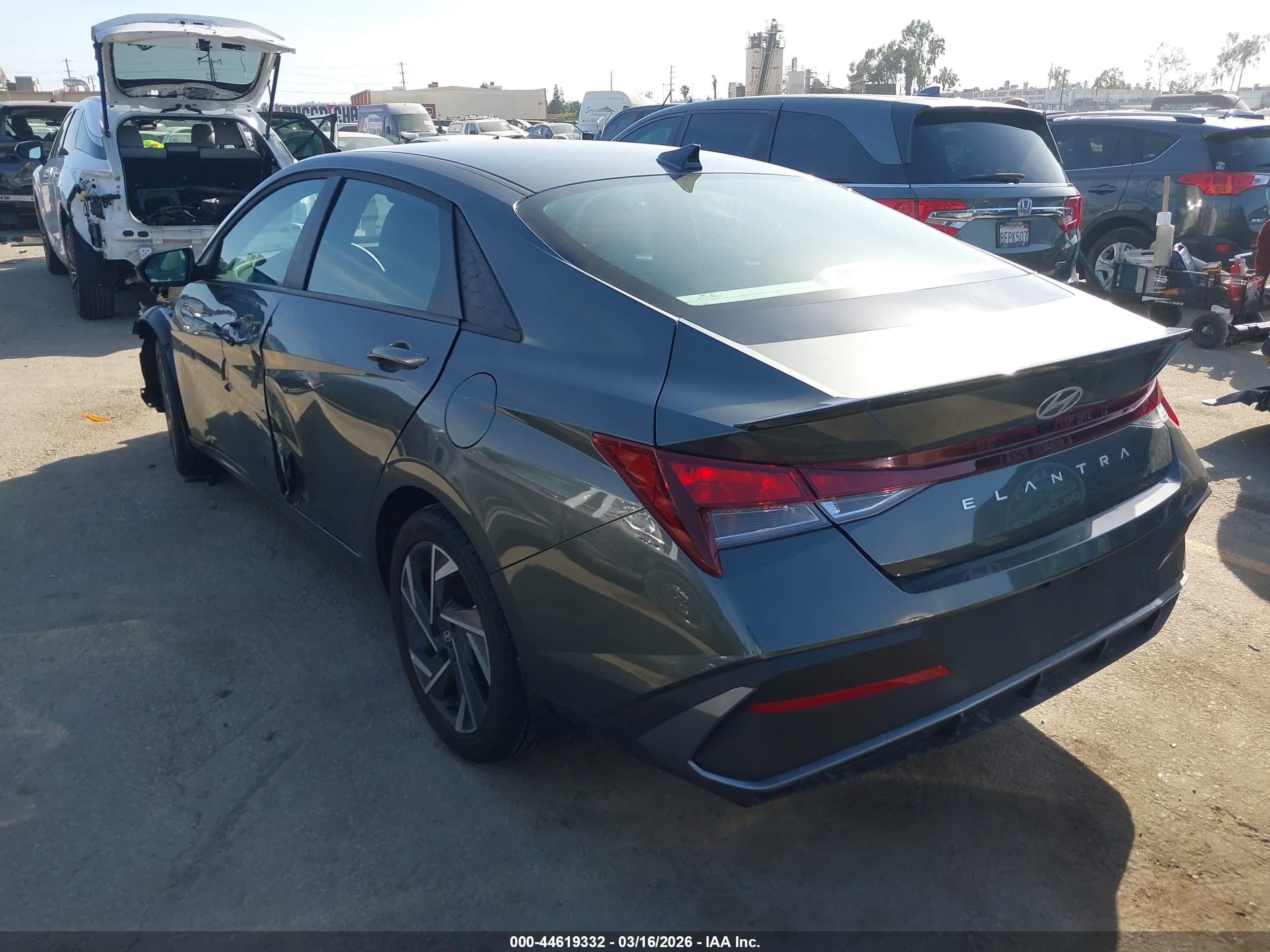 HYUNDAI ELANTRA image 3