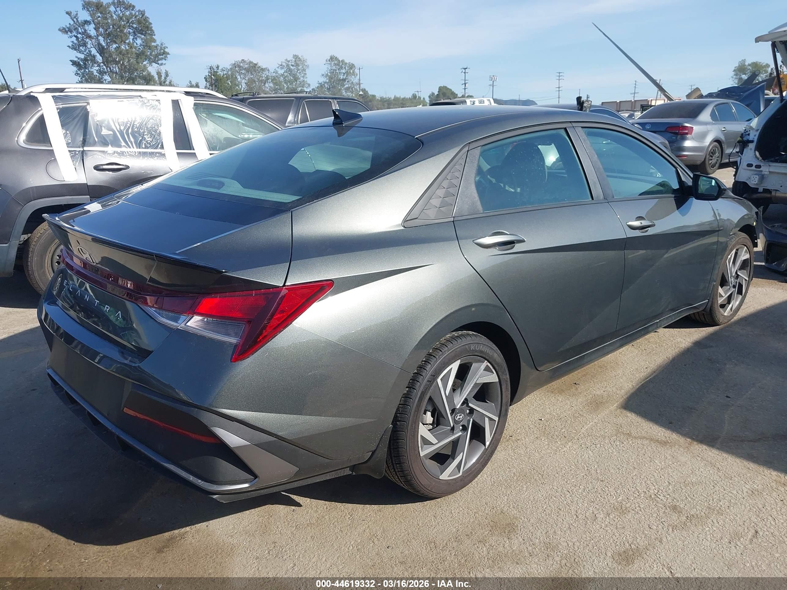 HYUNDAI ELANTRA image 4