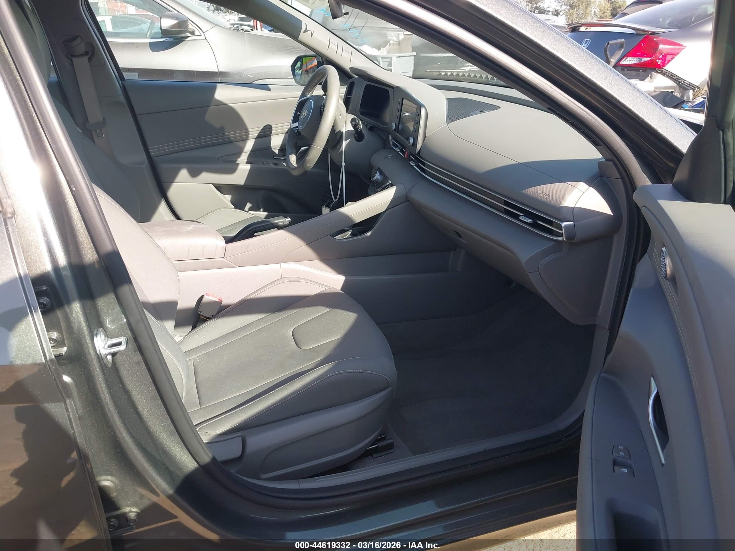 HYUNDAI ELANTRA image 5
