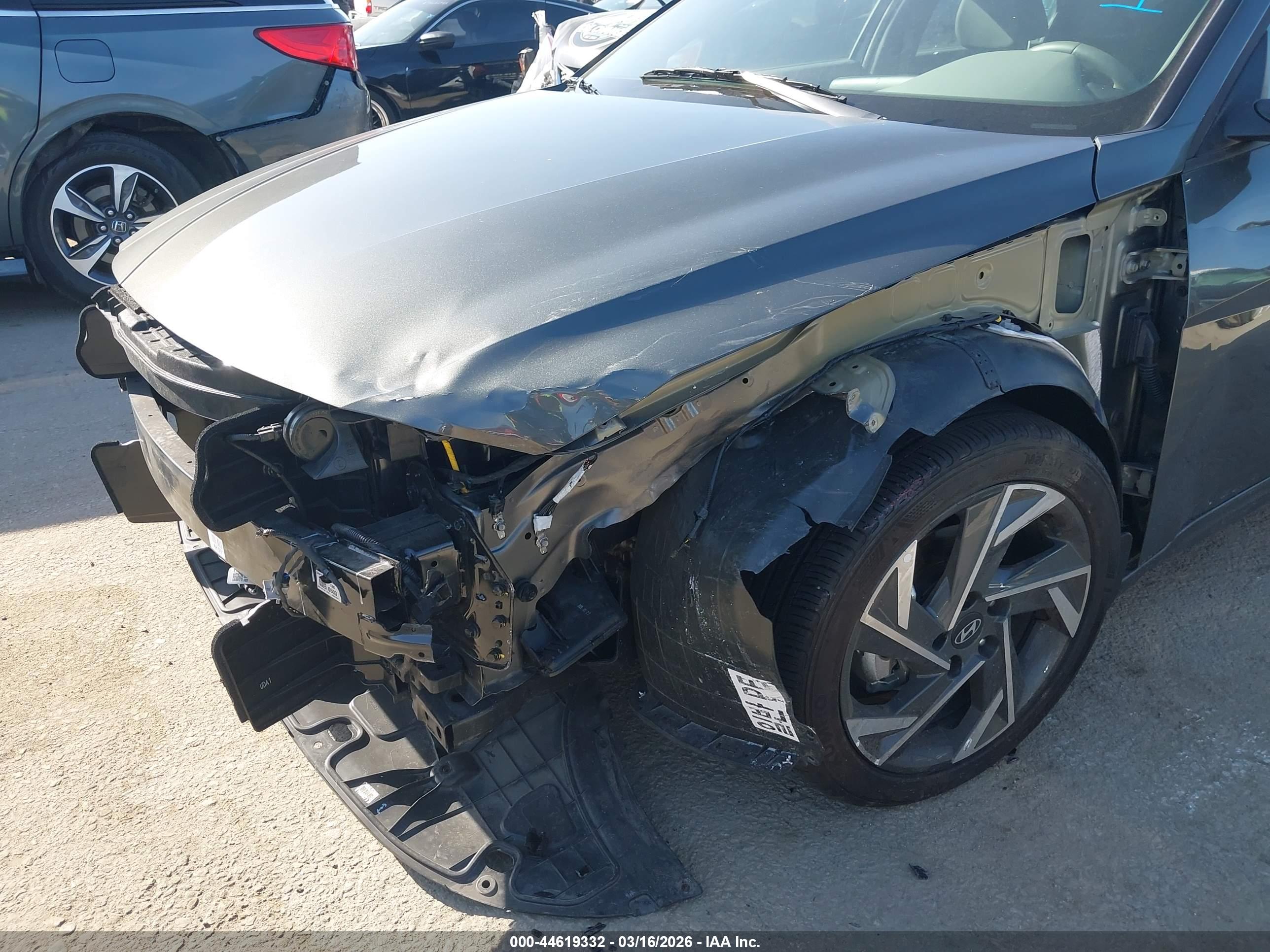 HYUNDAI ELANTRA image 6