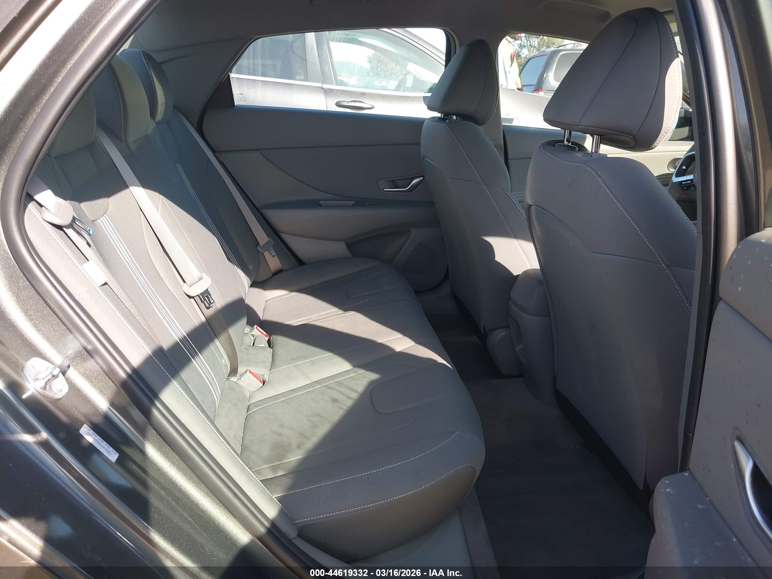HYUNDAI ELANTRA image 8