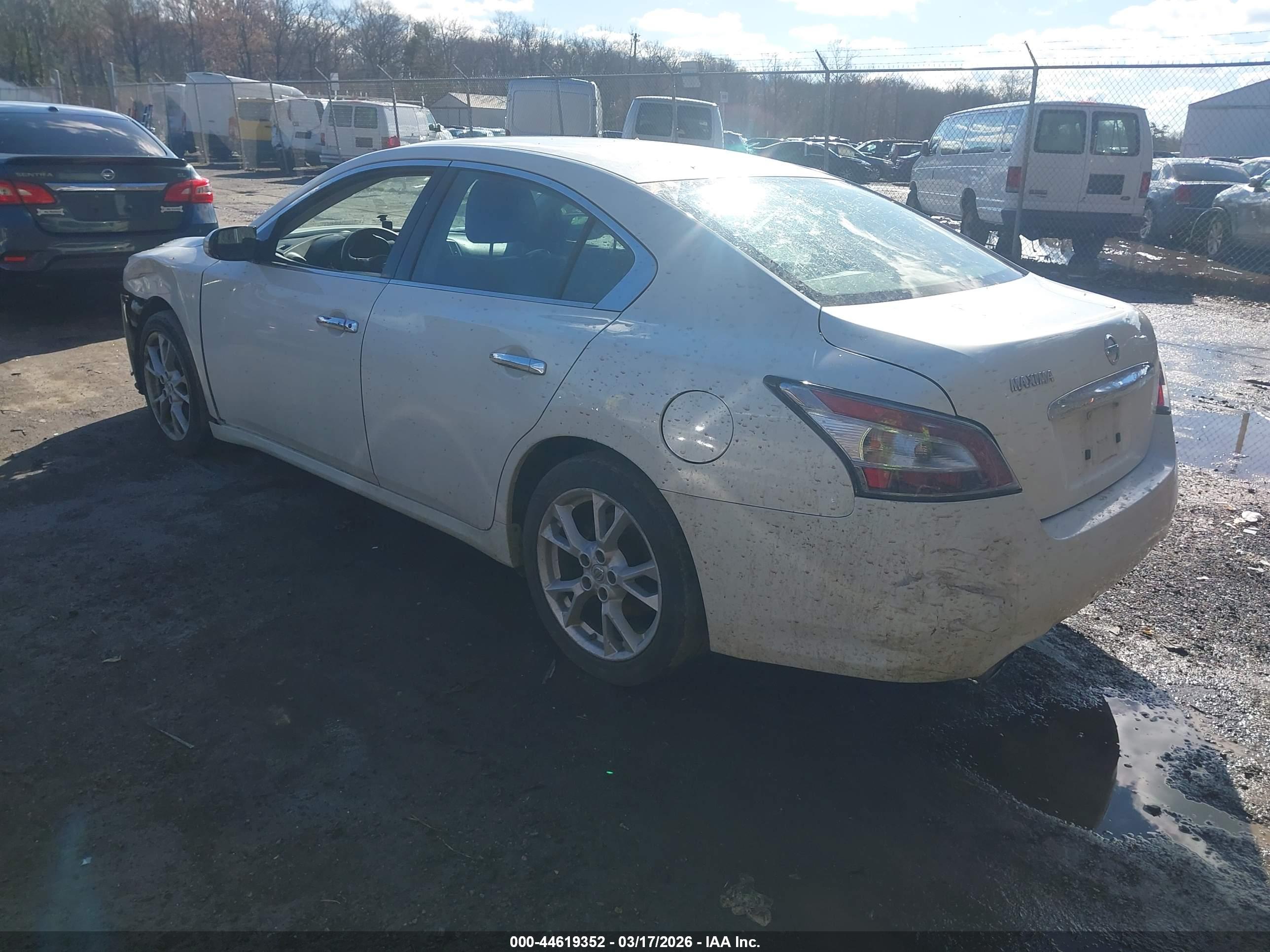 NISSAN MAXIMA image 3