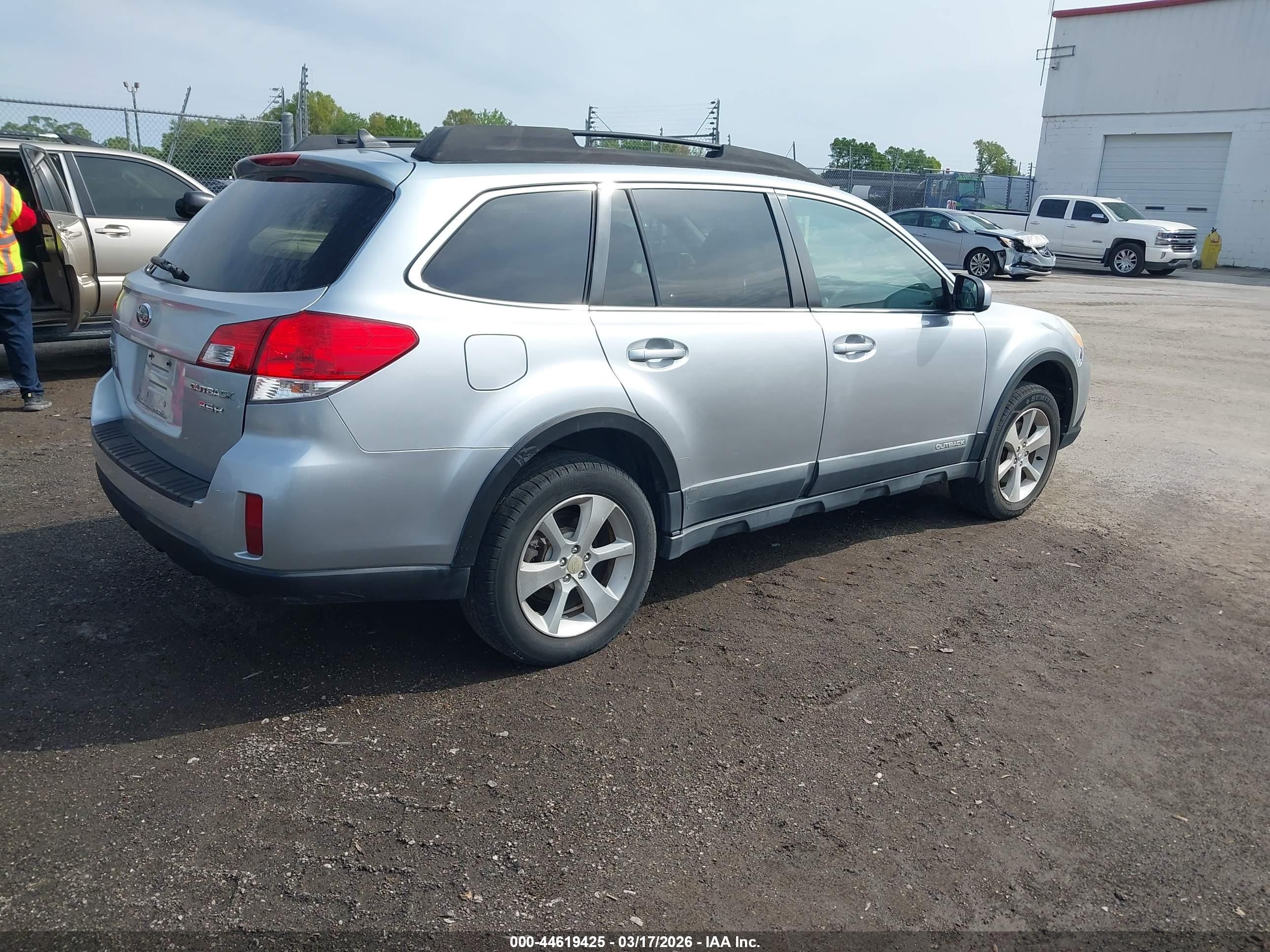 SUBARU OUTBACK image 4
