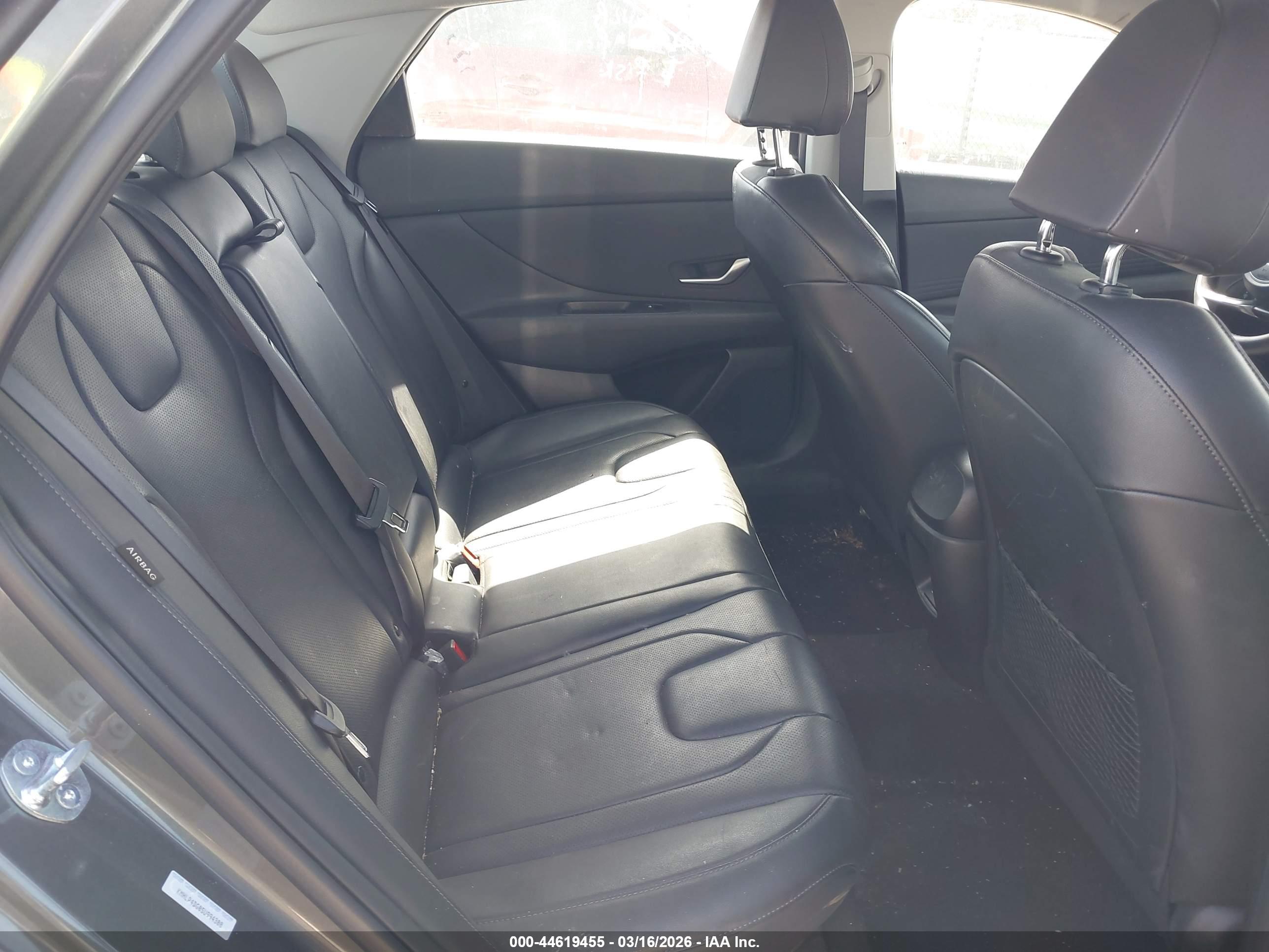 HYUNDAI ELANTRA image 8
