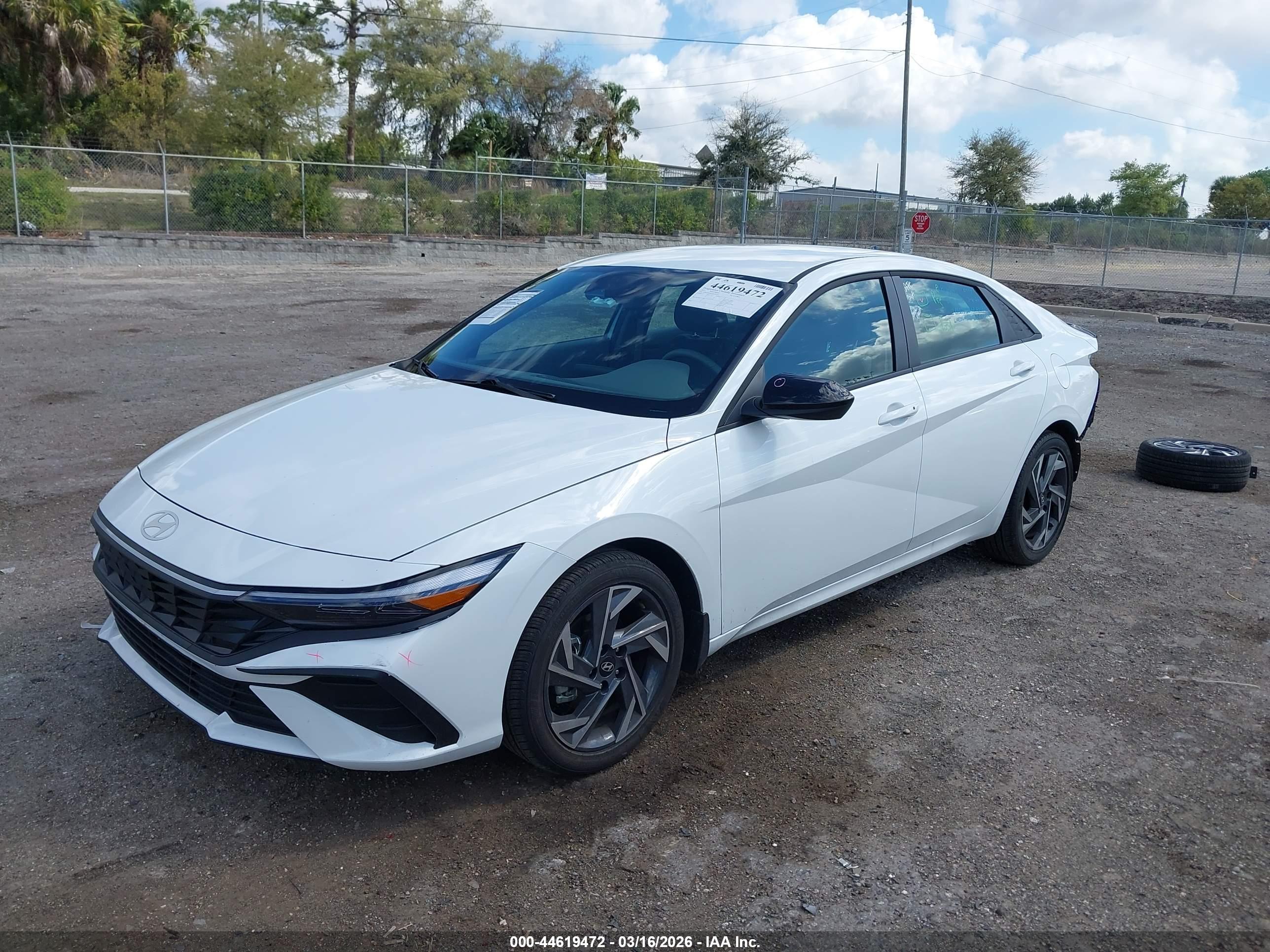 HYUNDAI ELANTRA image 2