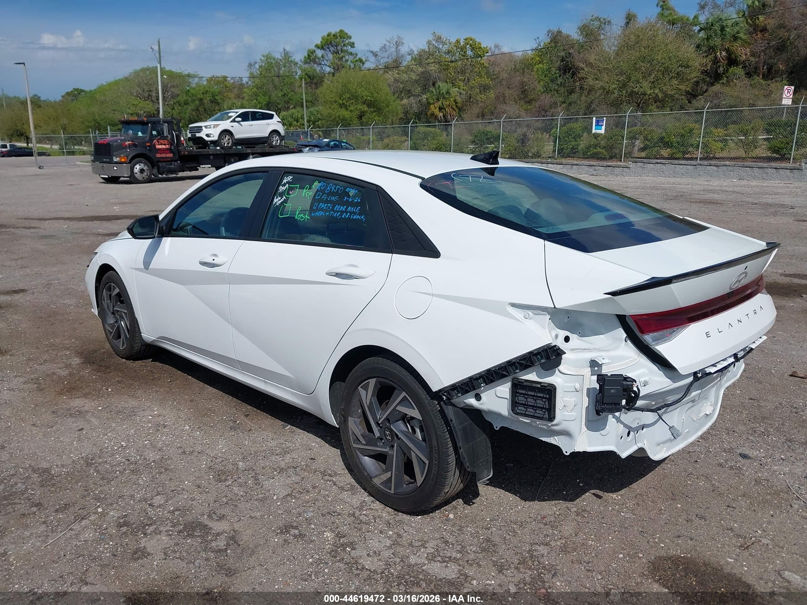 HYUNDAI ELANTRA image 3