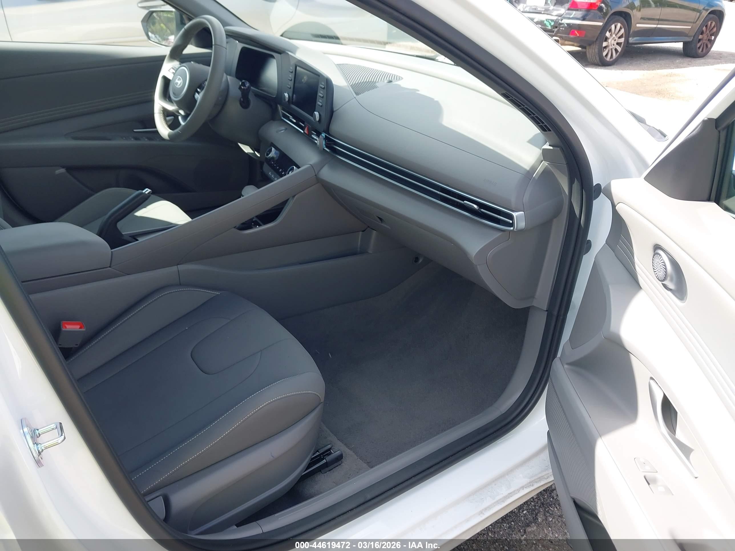HYUNDAI ELANTRA image 5