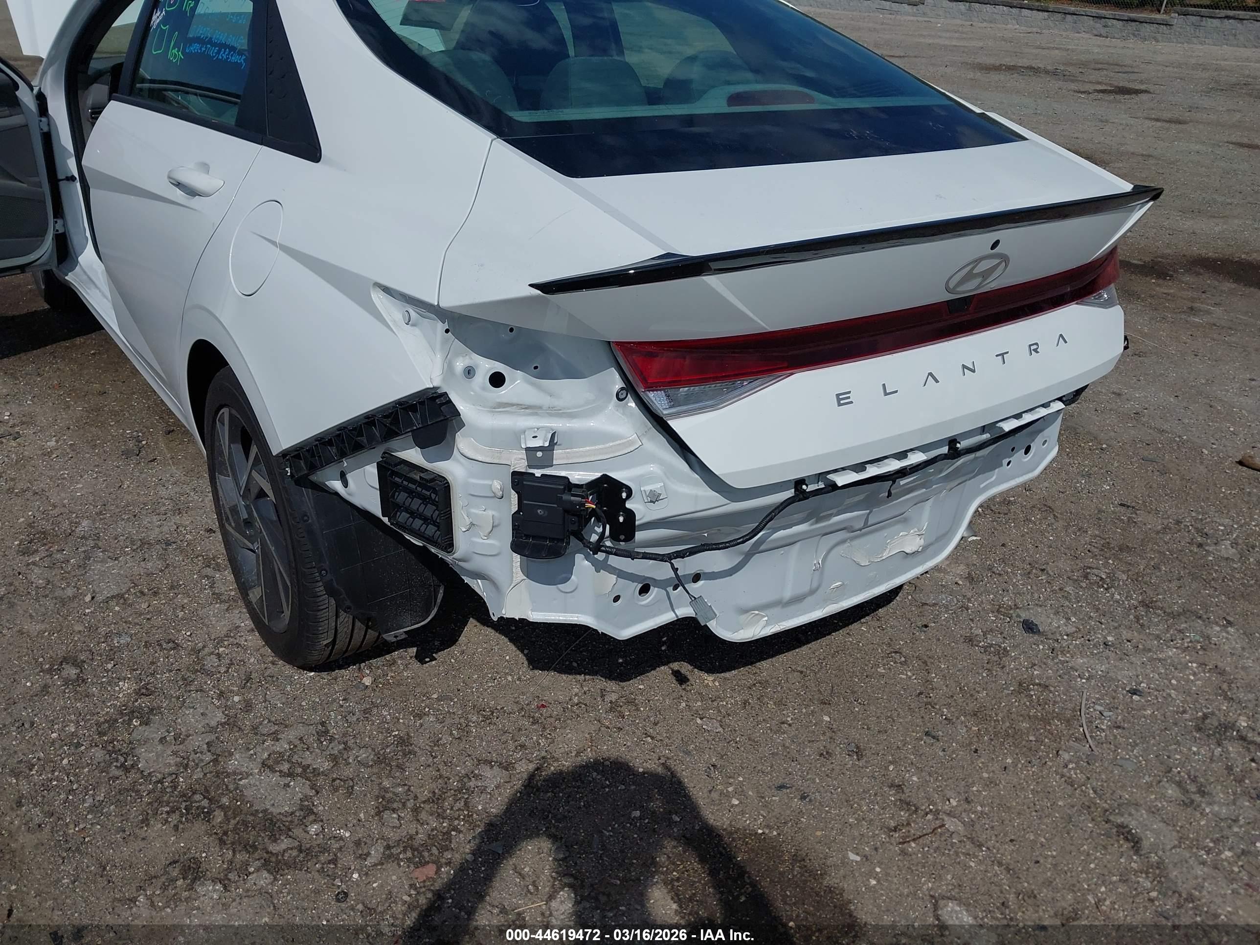 HYUNDAI ELANTRA image 6