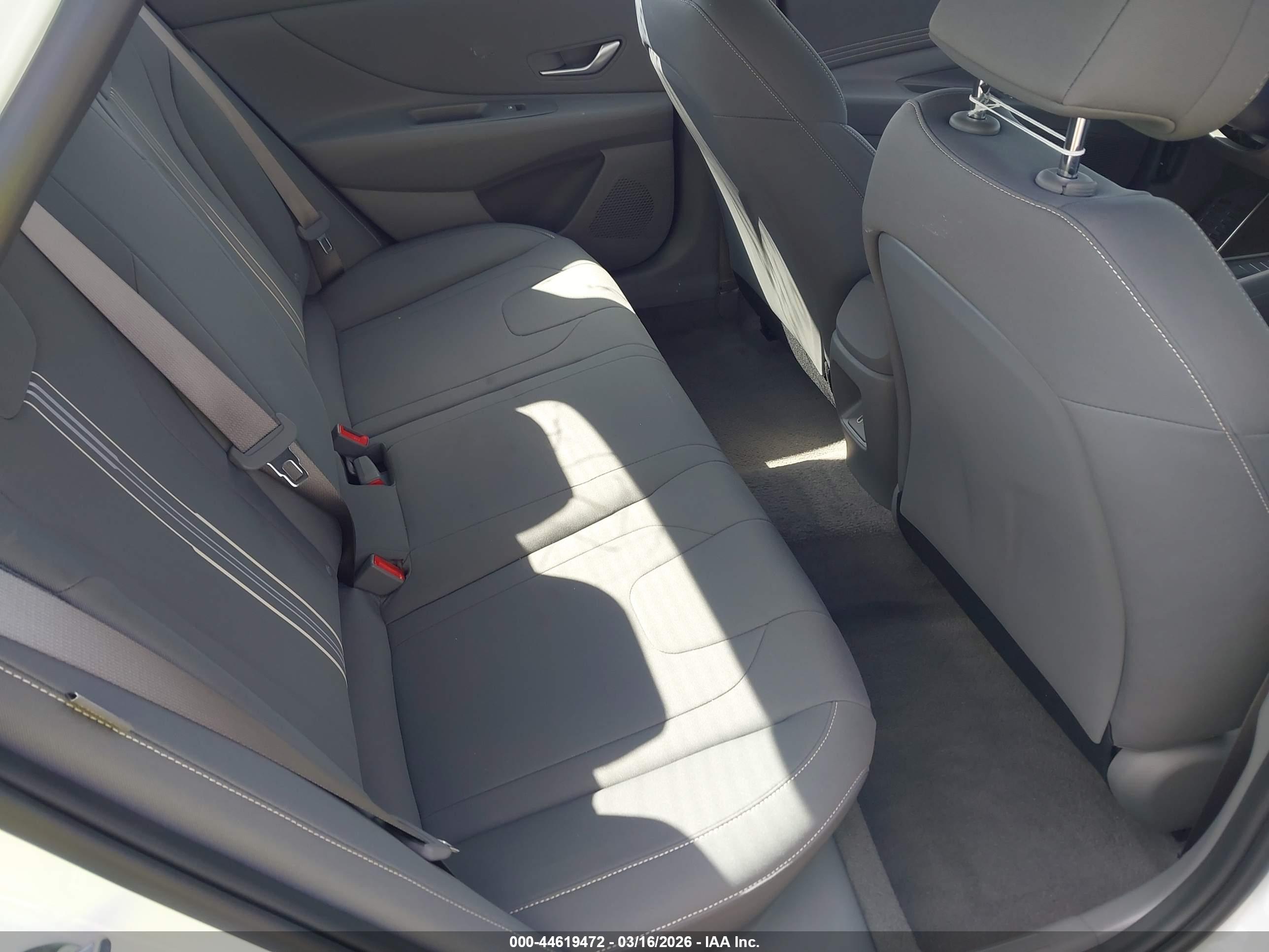 HYUNDAI ELANTRA image 8