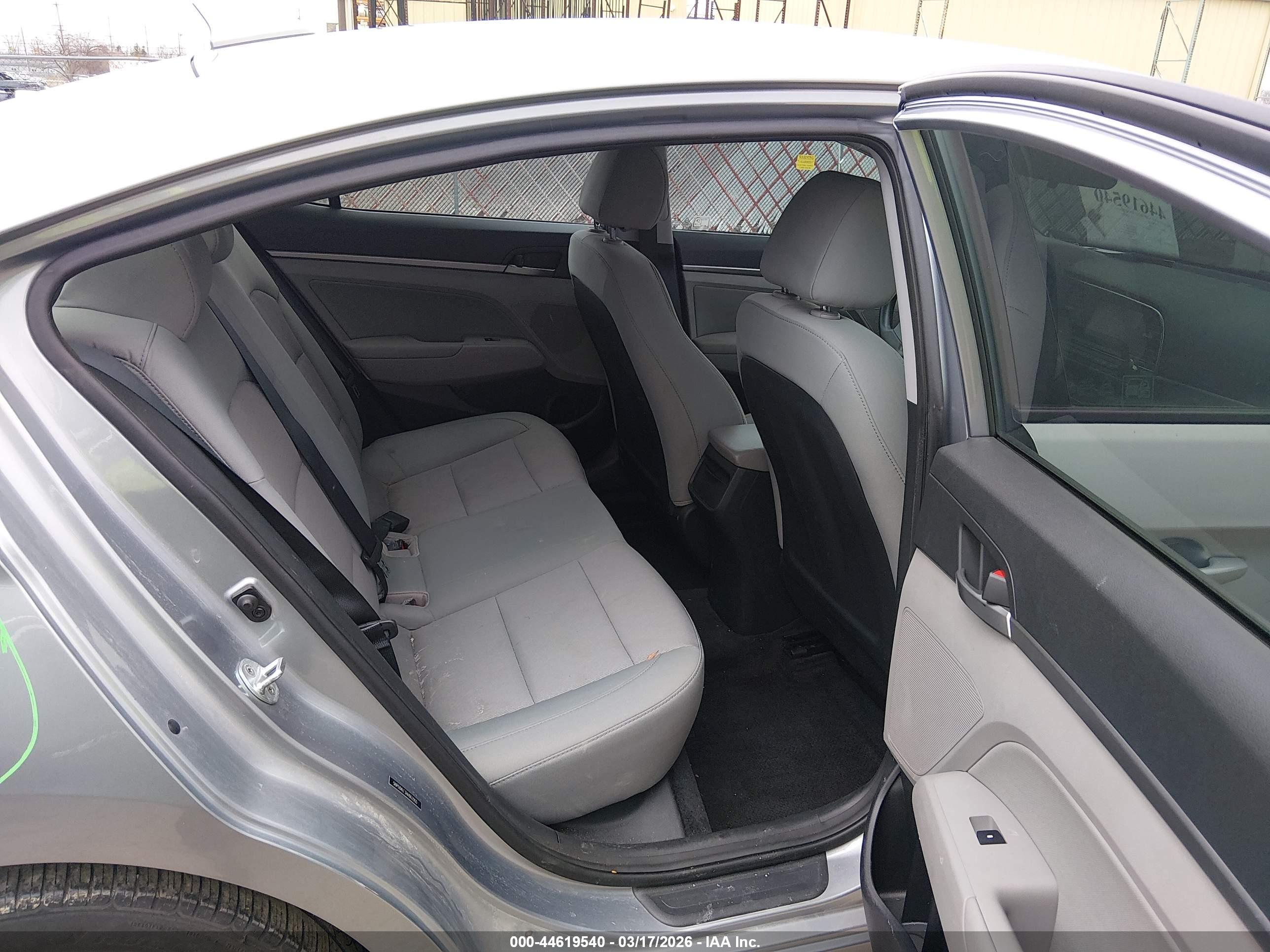 HYUNDAI ELANTRA image 8