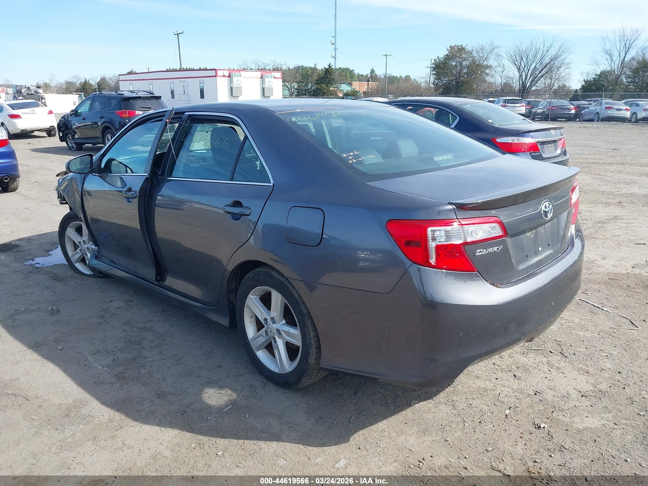 TOYOTA CAMRY image 3