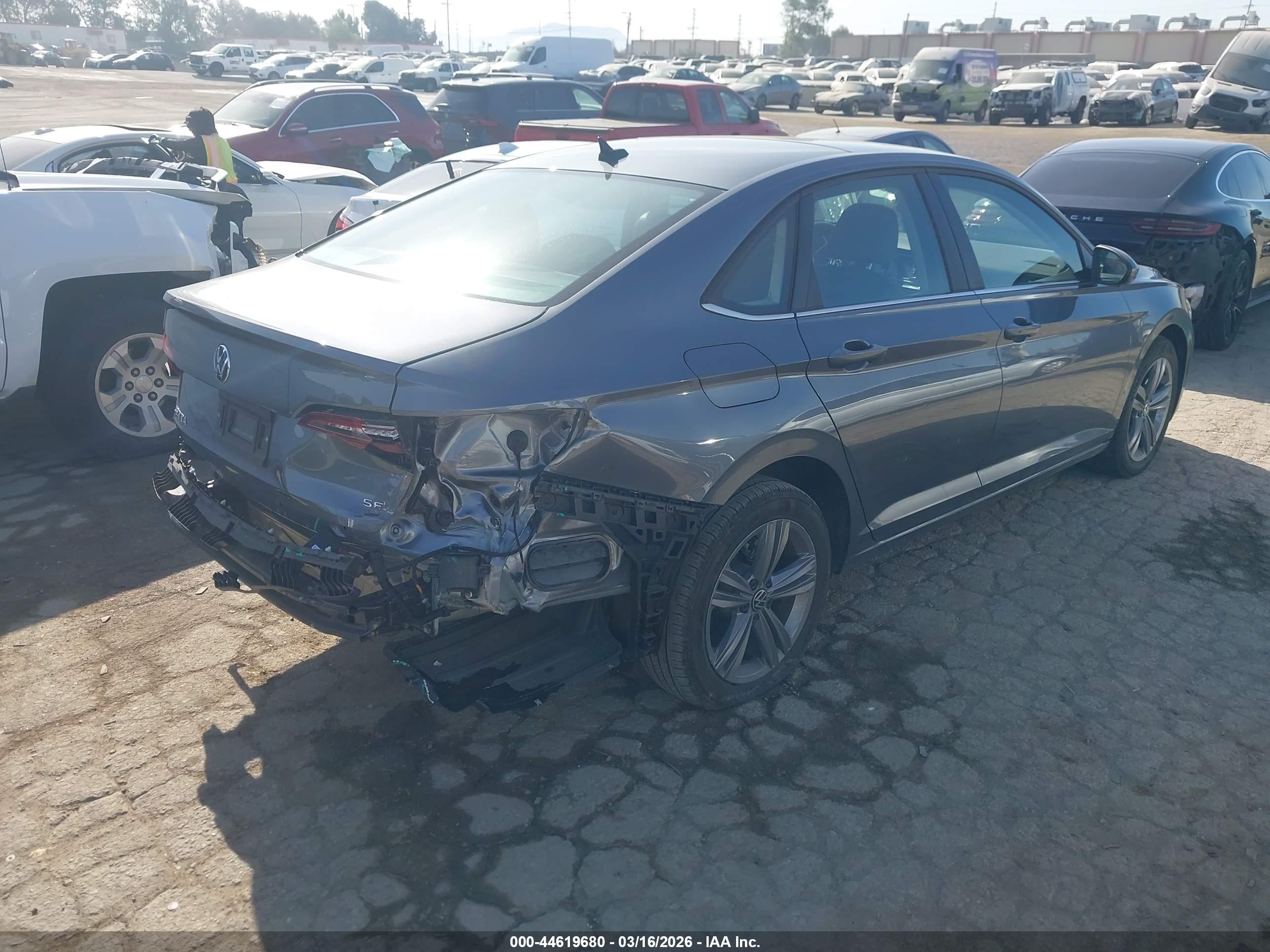 VOLKSWAGEN JETTA image 4