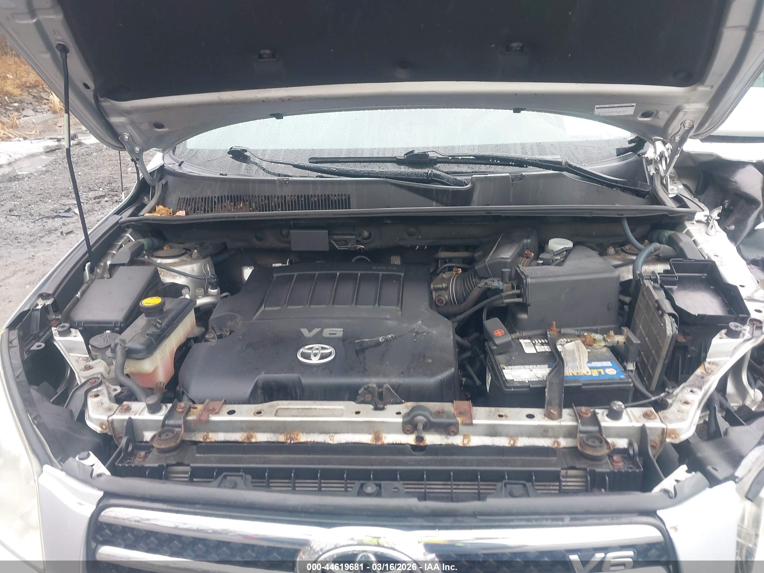 TOYOTA RAV4 image 10