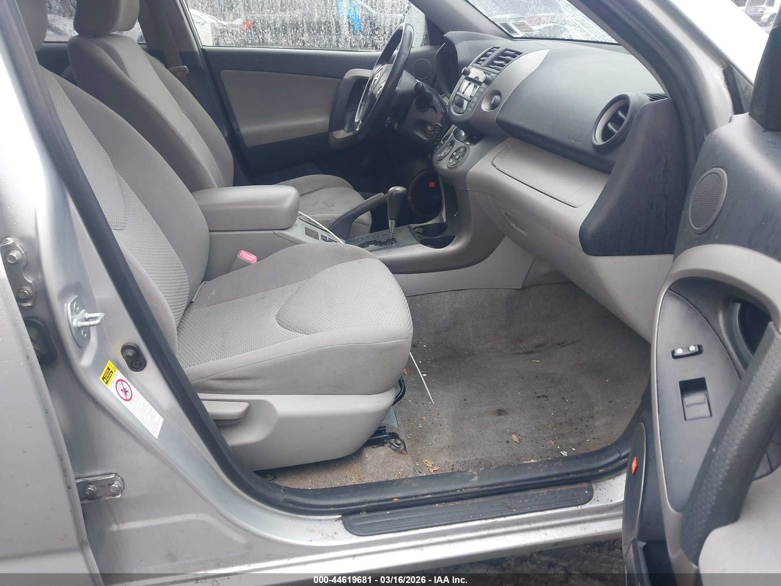 TOYOTA RAV4 image 5