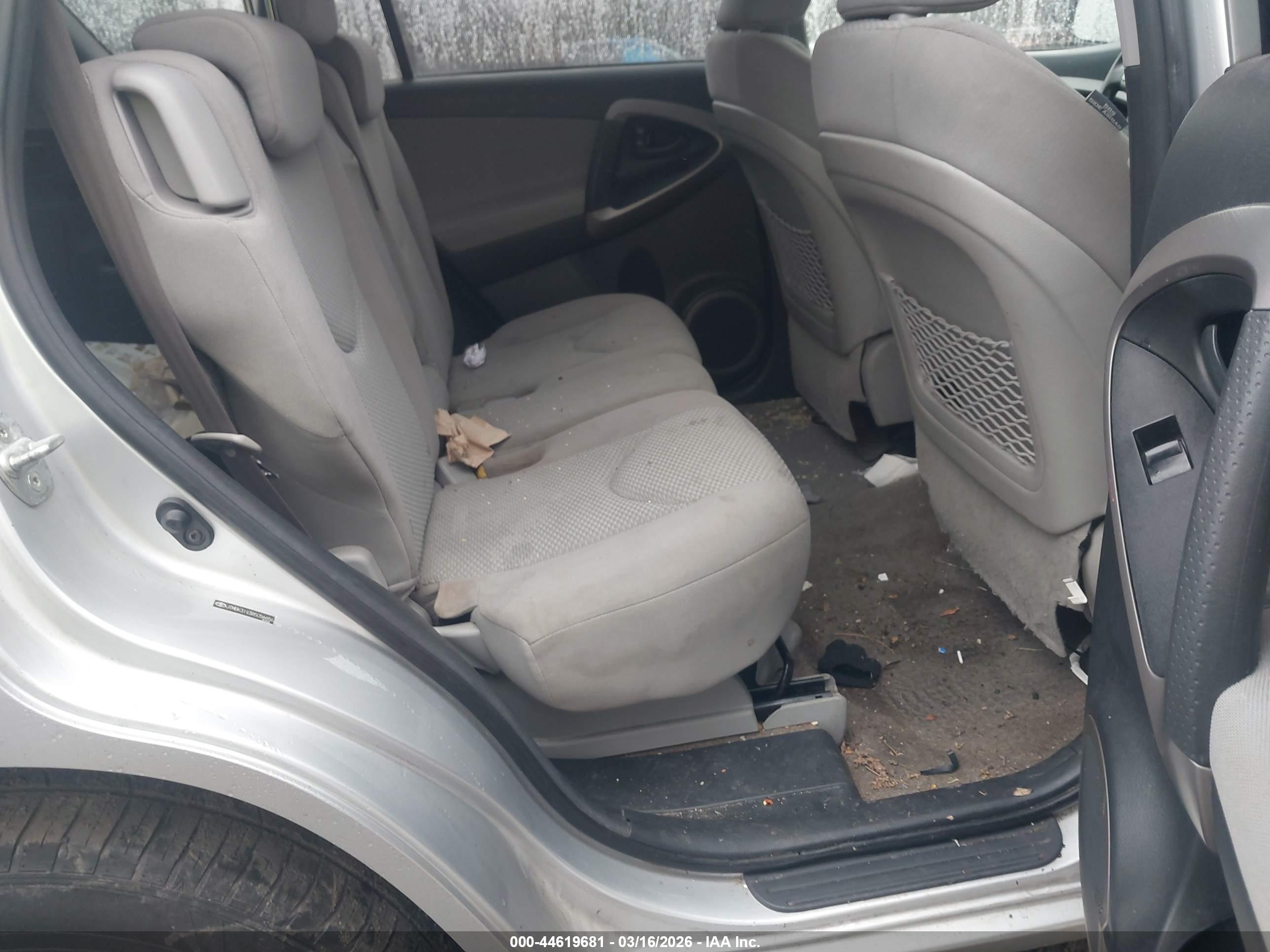 TOYOTA RAV4 image 8