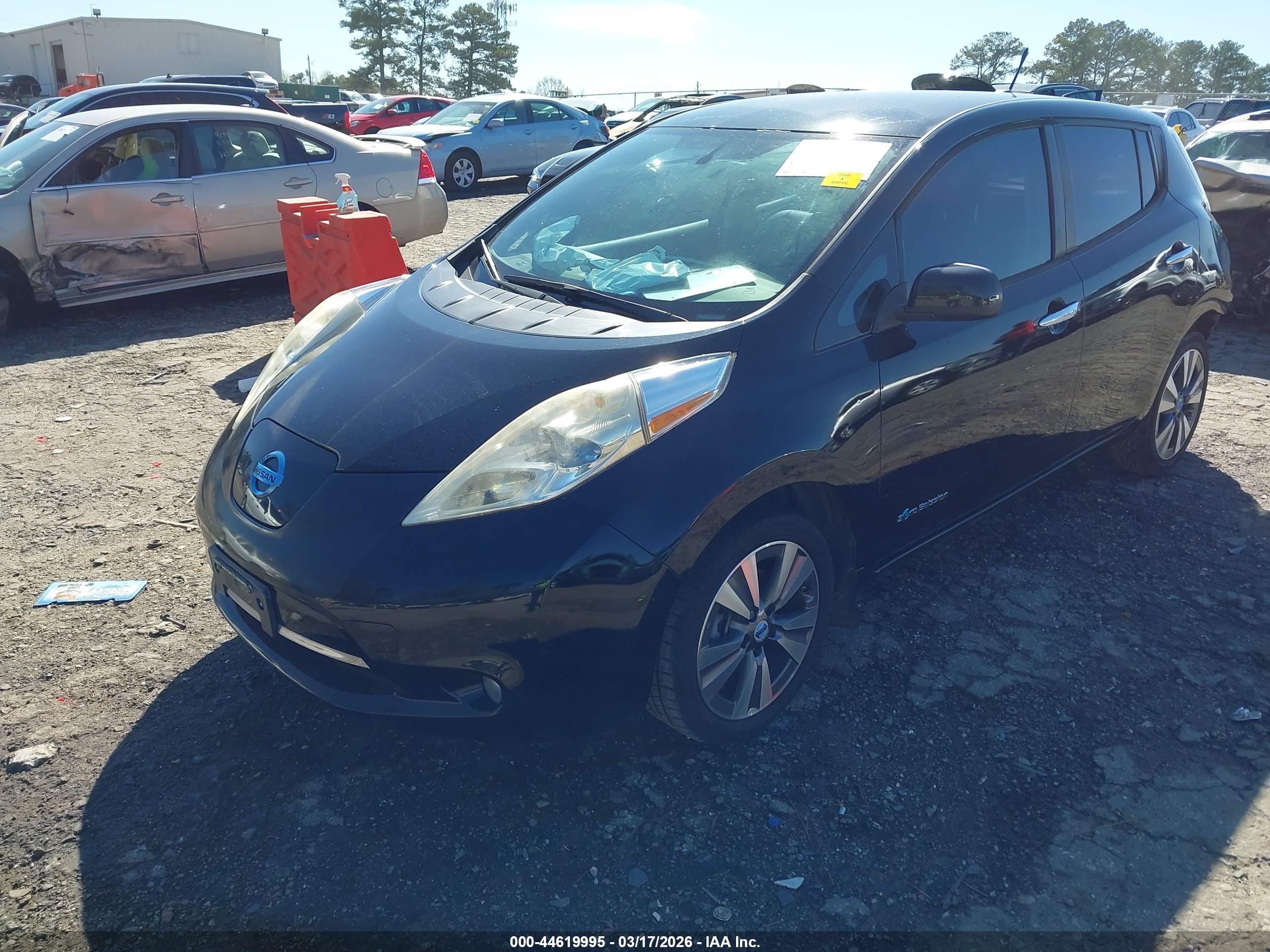 NISSAN LEAF image 2