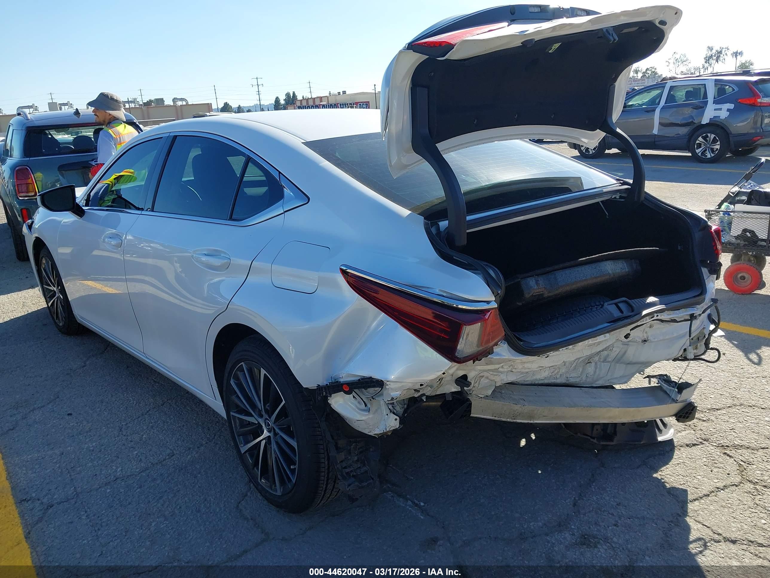 LEXUS ES image 3