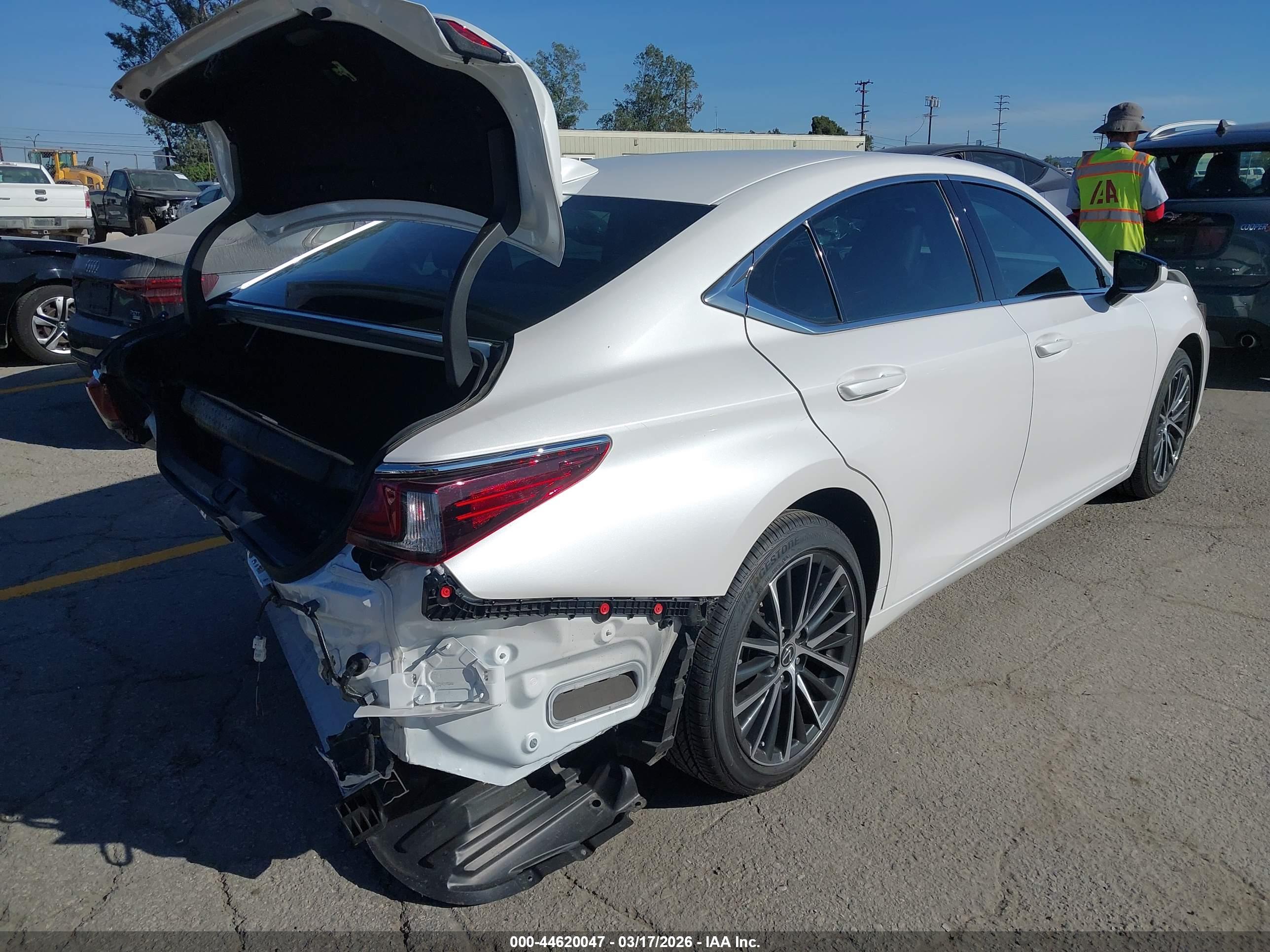 LEXUS ES image 4