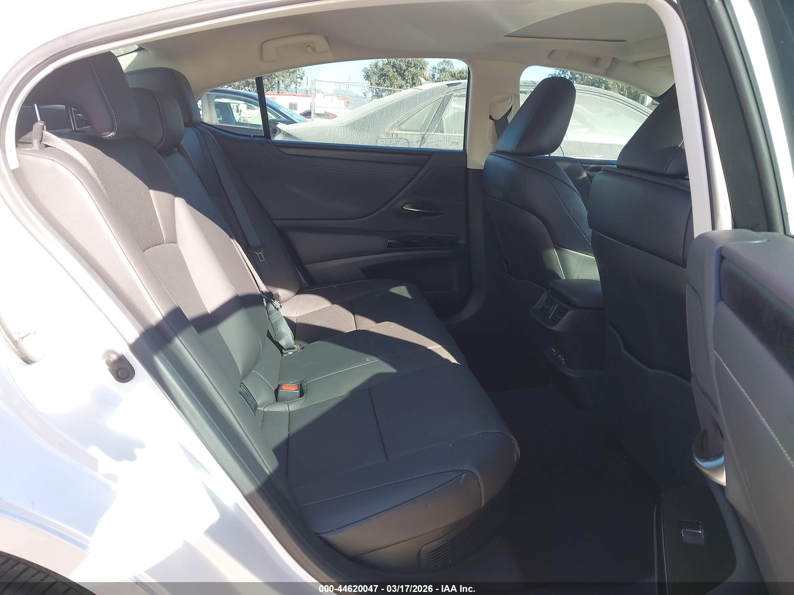 LEXUS ES image 8