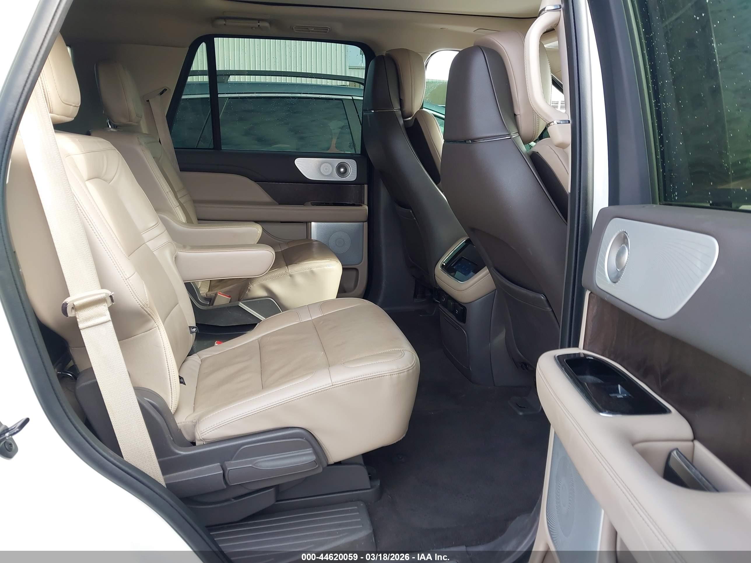 LINCOLN NAVIGATOR image 8