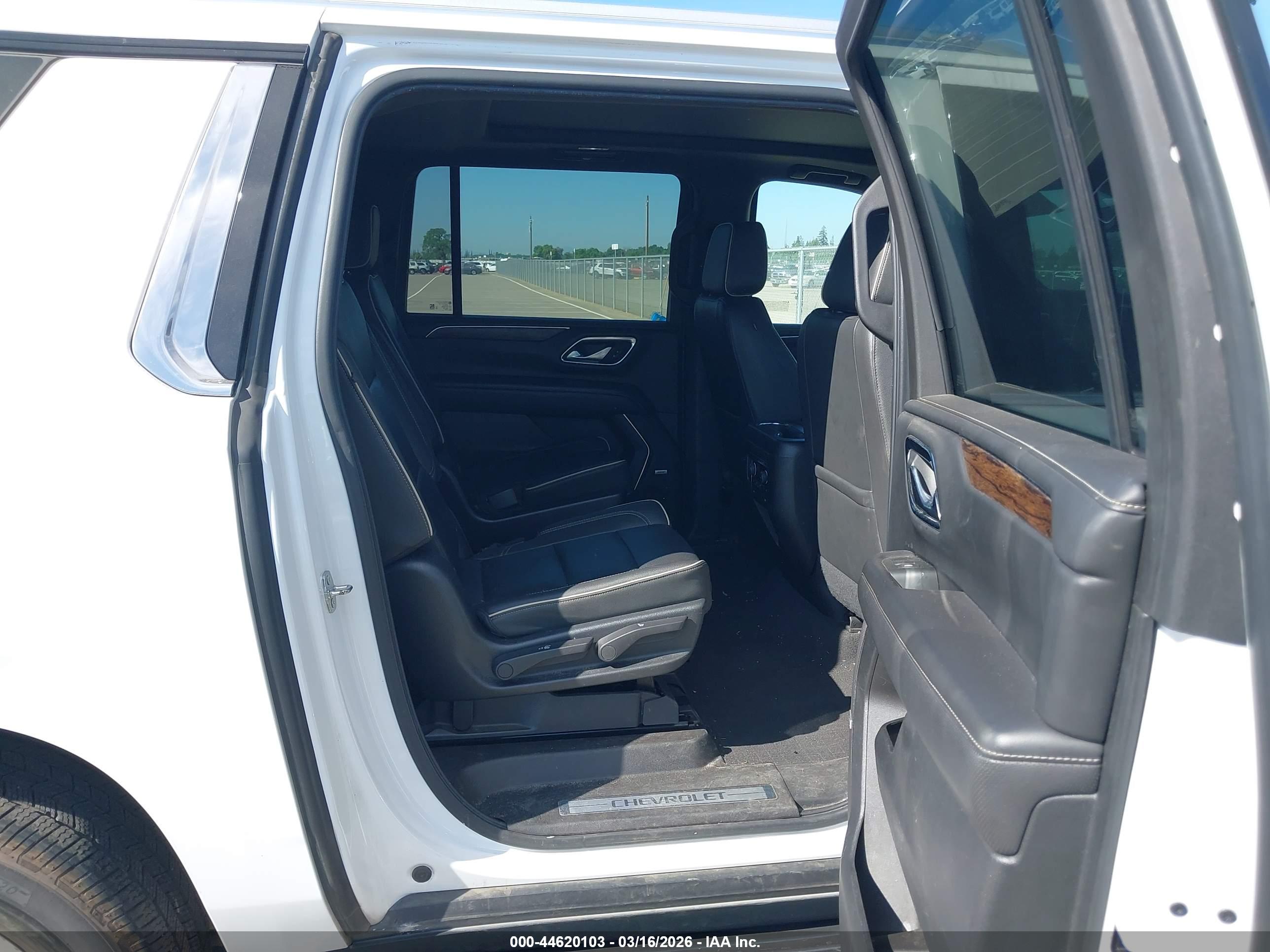 CHEVROLET SUBURBAN image 8