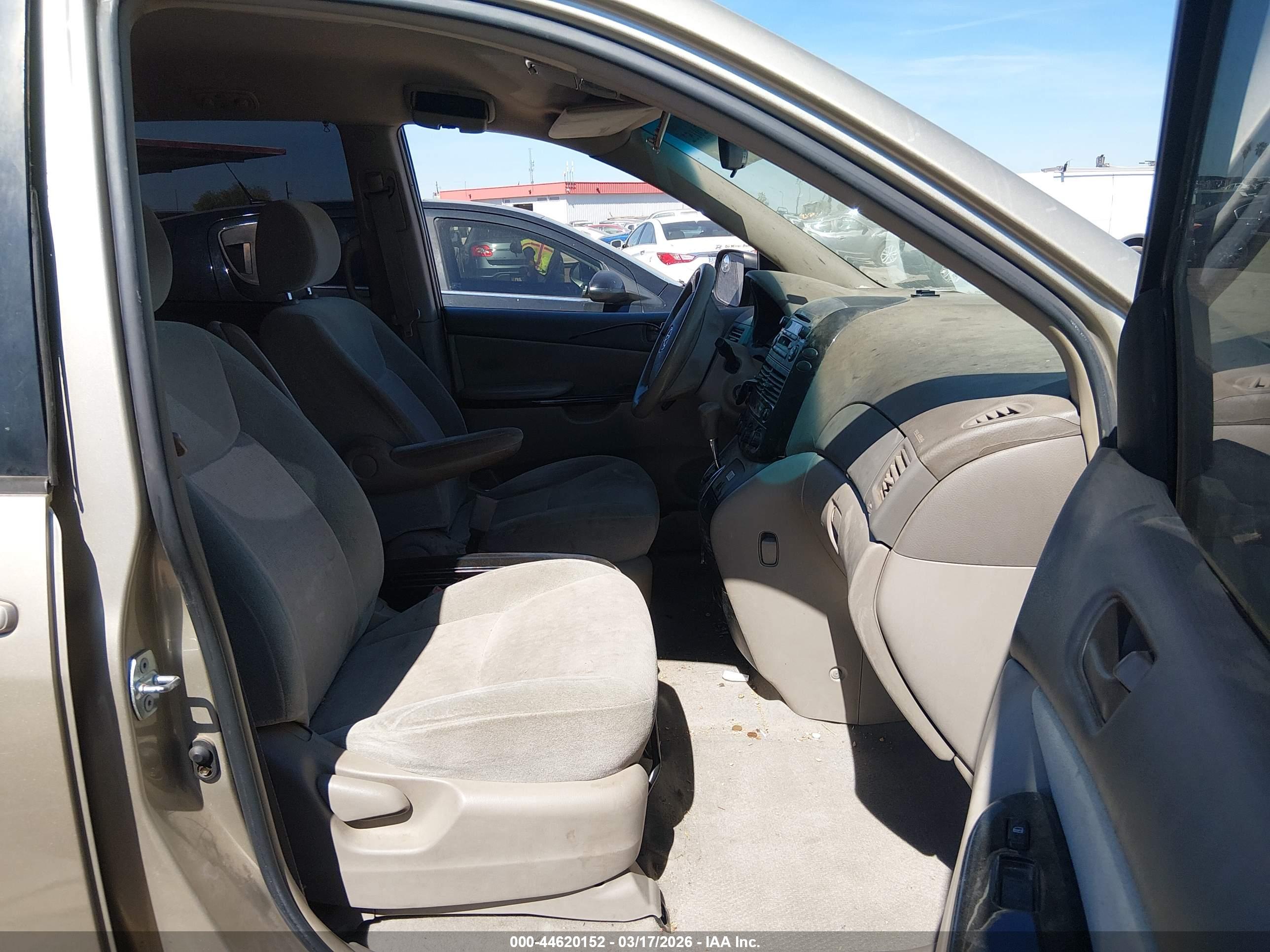 TOYOTA SIENNA image 5
