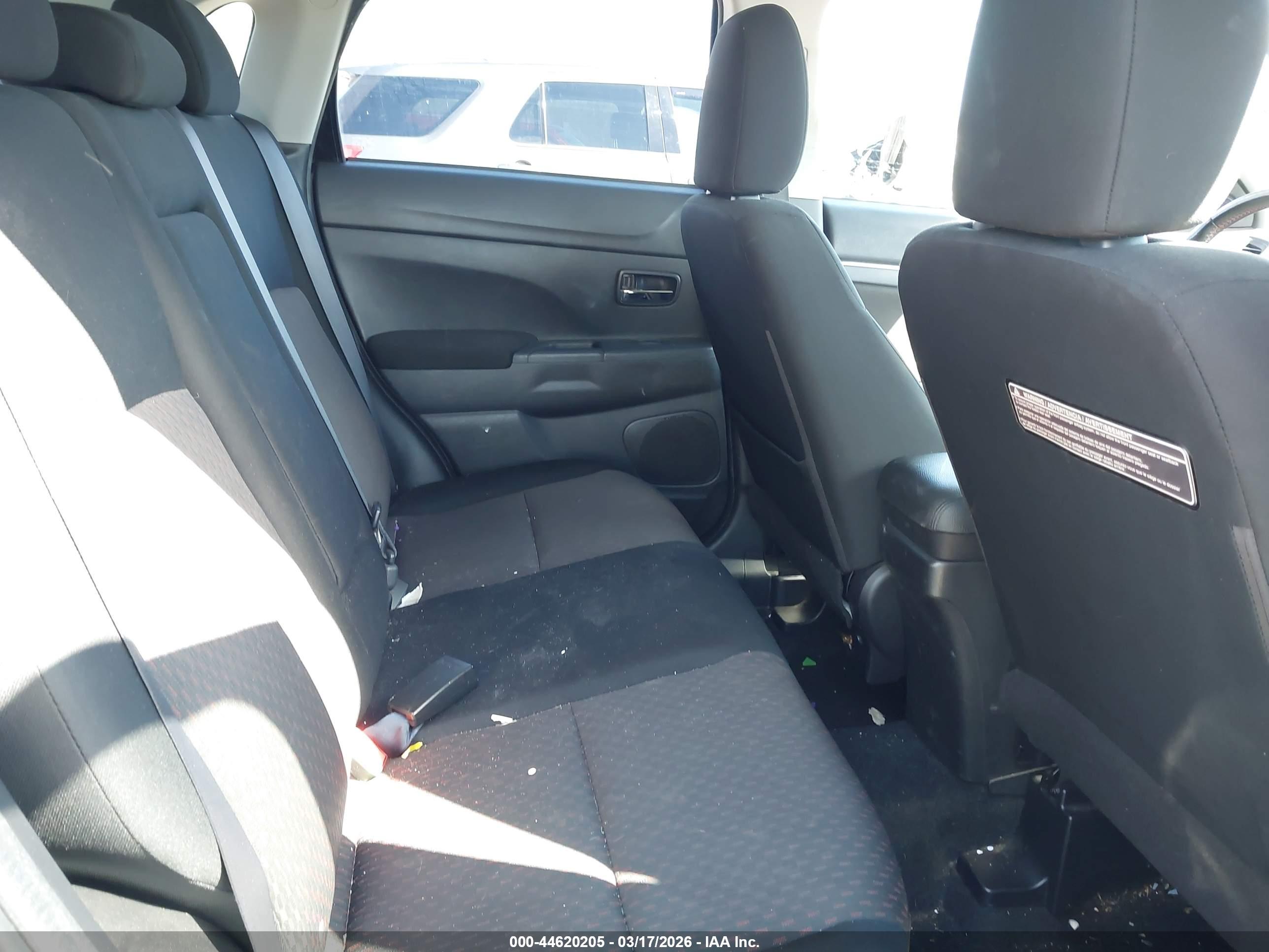 MITSUBISHI OUTLANDER image 8