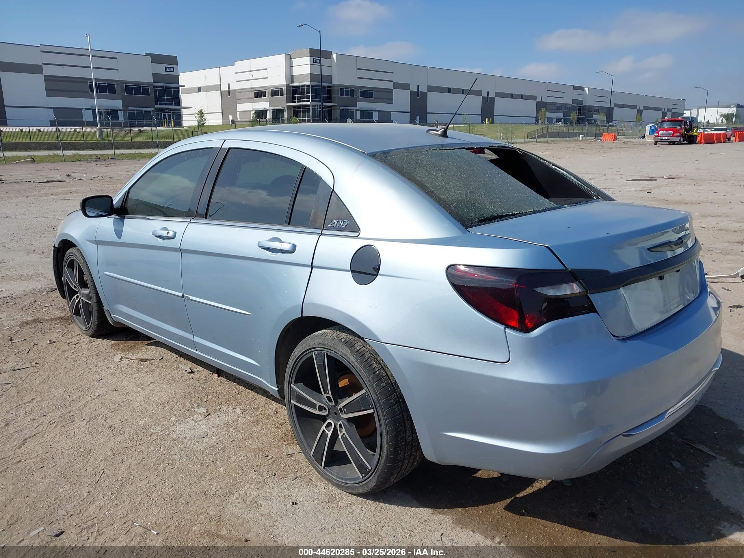 CHRYSLER 200 image 3