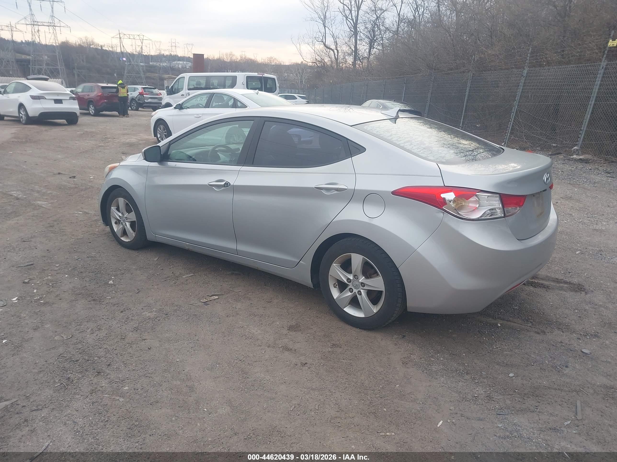 HYUNDAI ELANTRA image 3