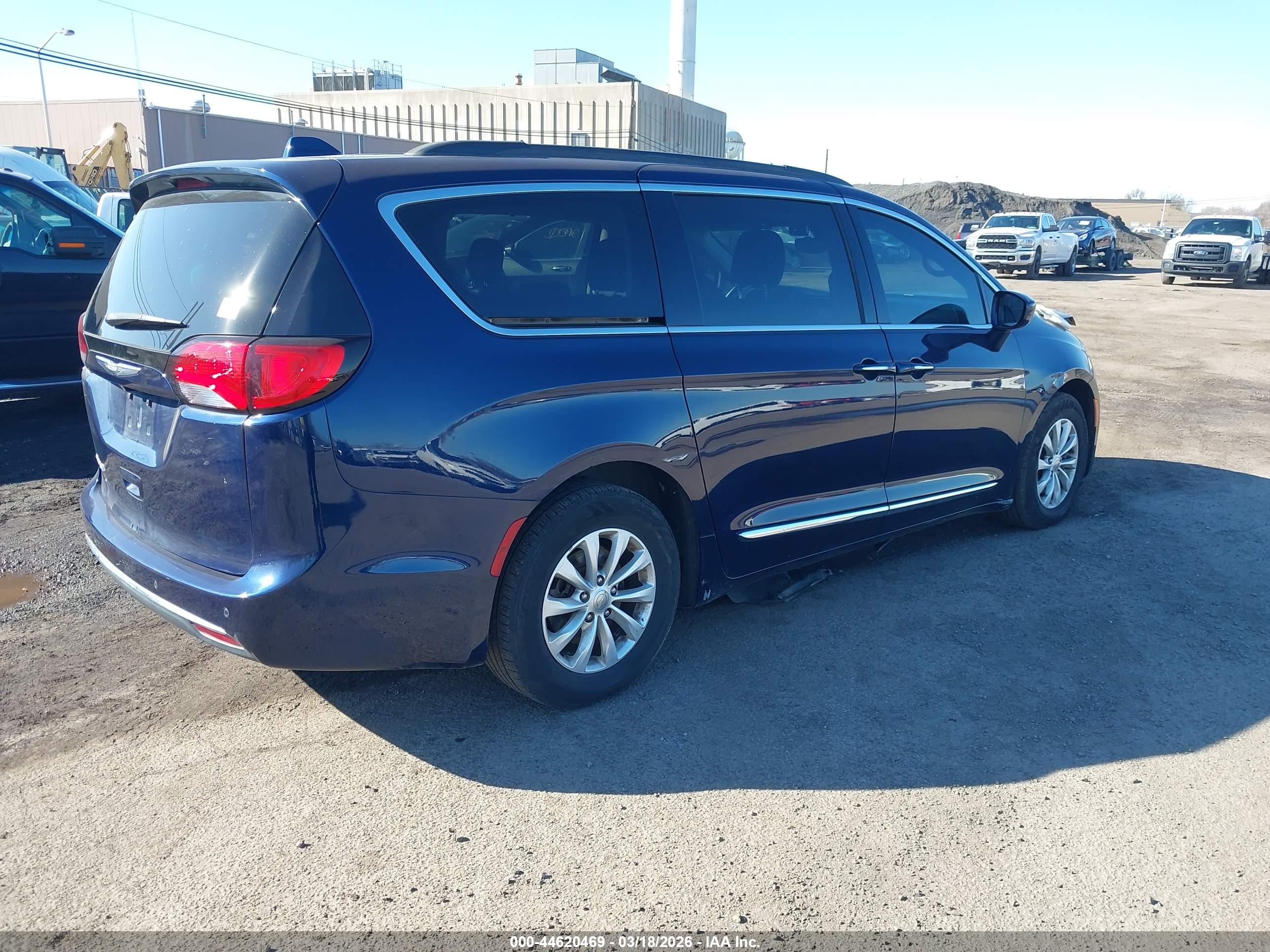 CHRYSLER PACIFICA image 4