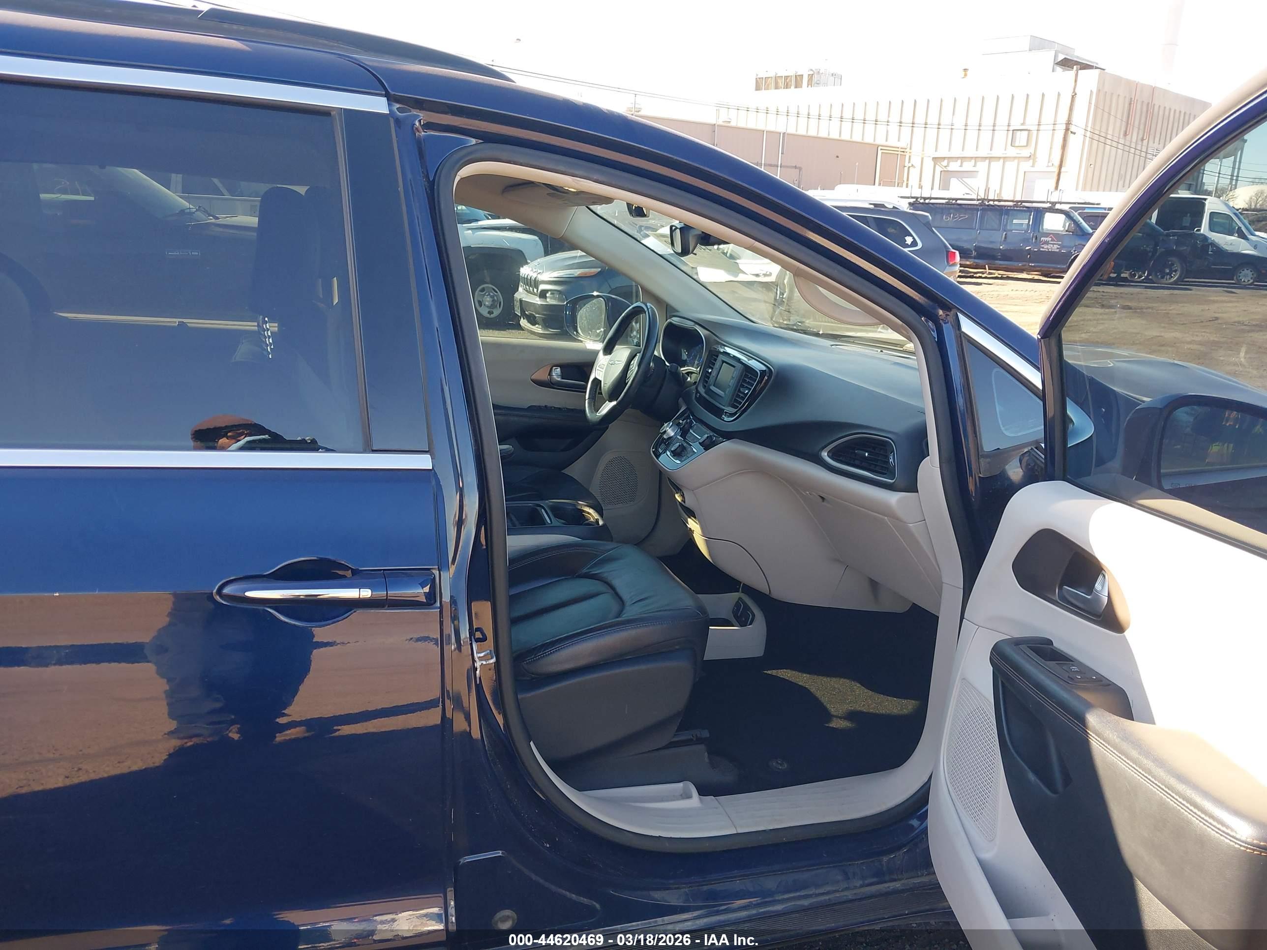 CHRYSLER PACIFICA image 5