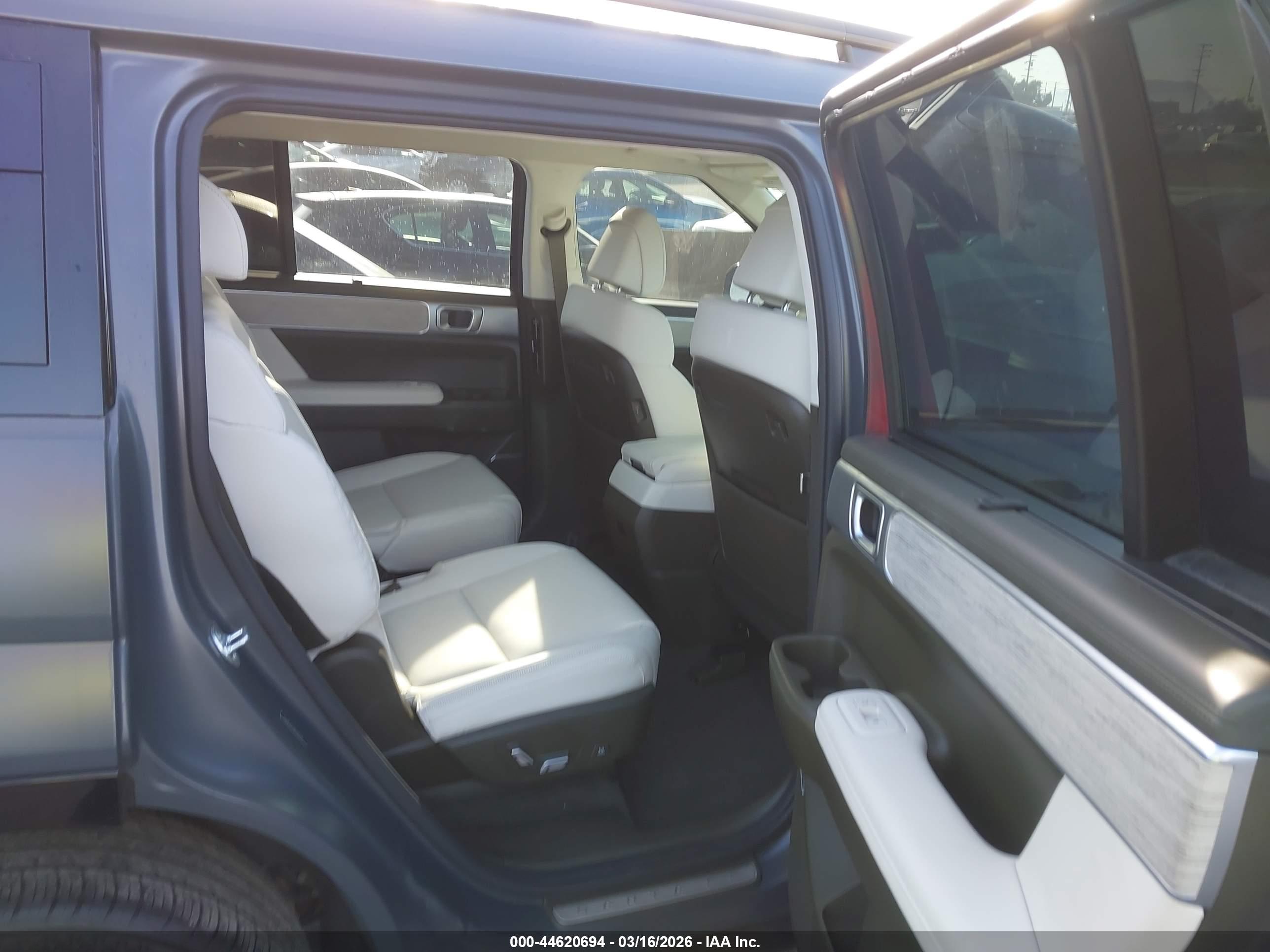 HYUNDAI SANTA image 8