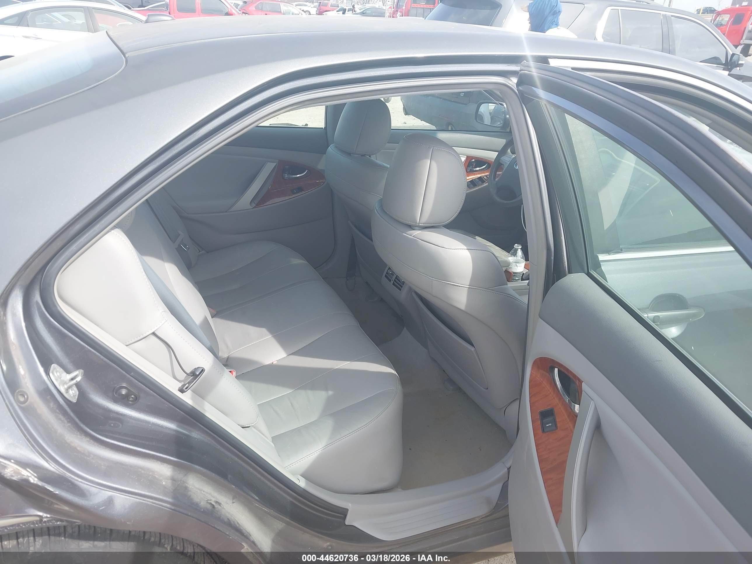 TOYOTA CAMRY image 8