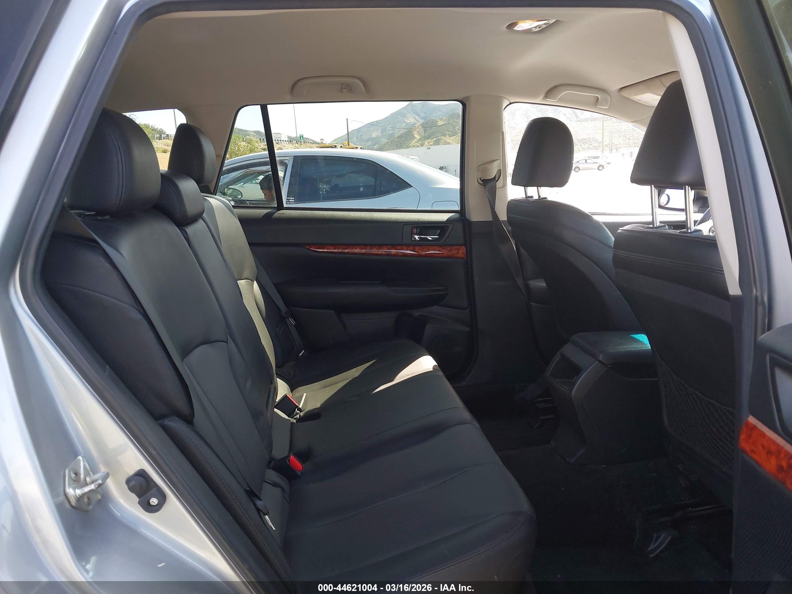 SUBARU OUTBACK image 8