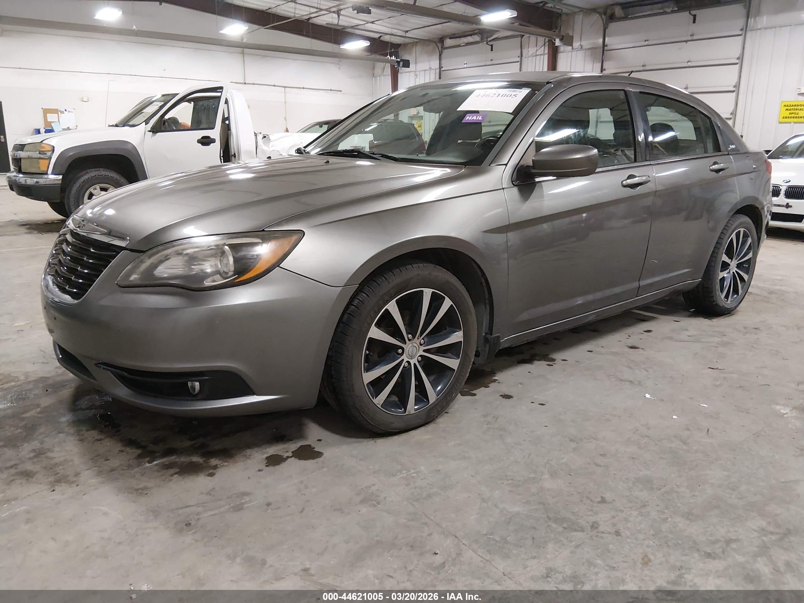 CHRYSLER 200 image 2