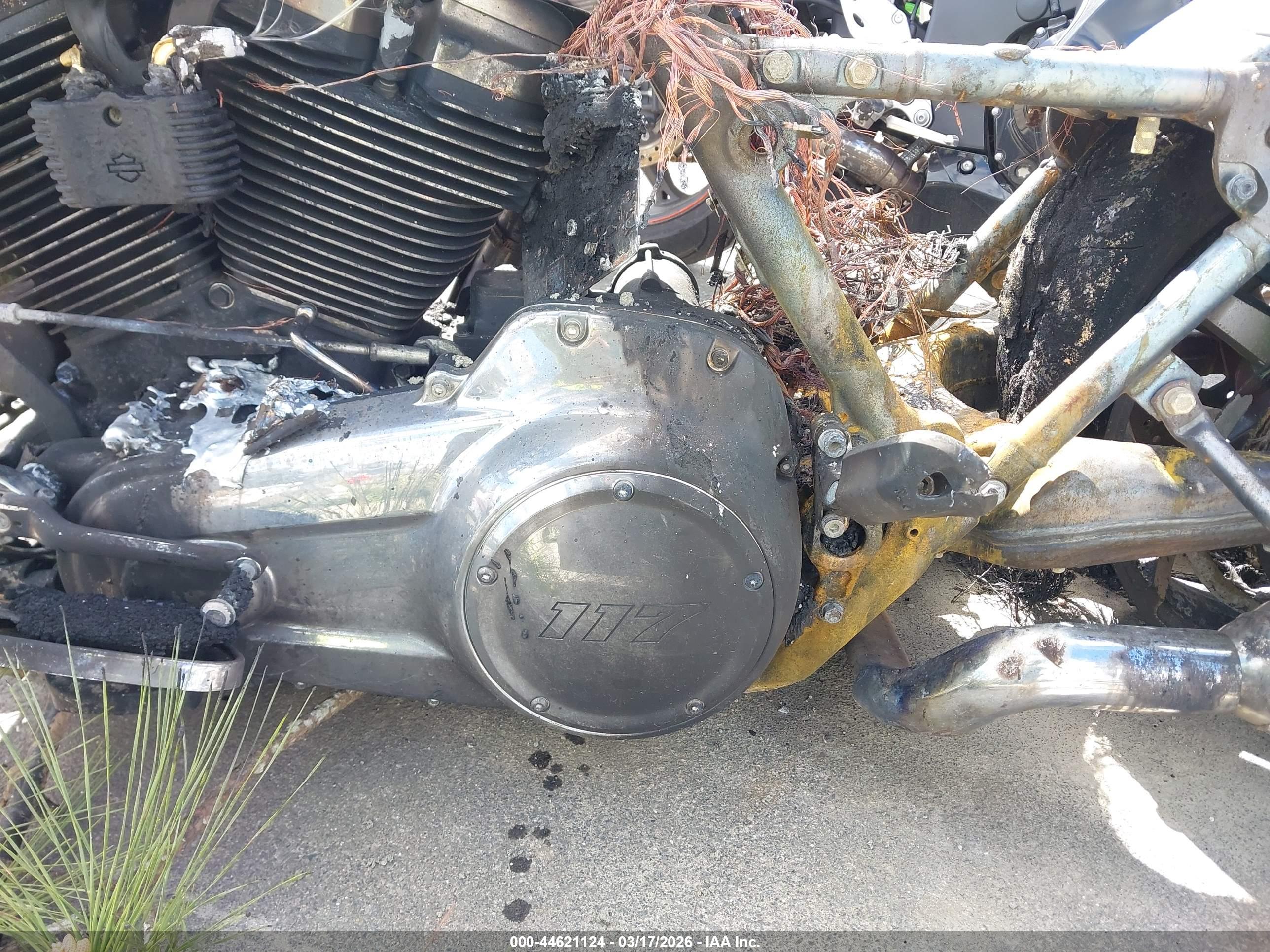 HARLEY-DAVIDSON FLTRX image 9