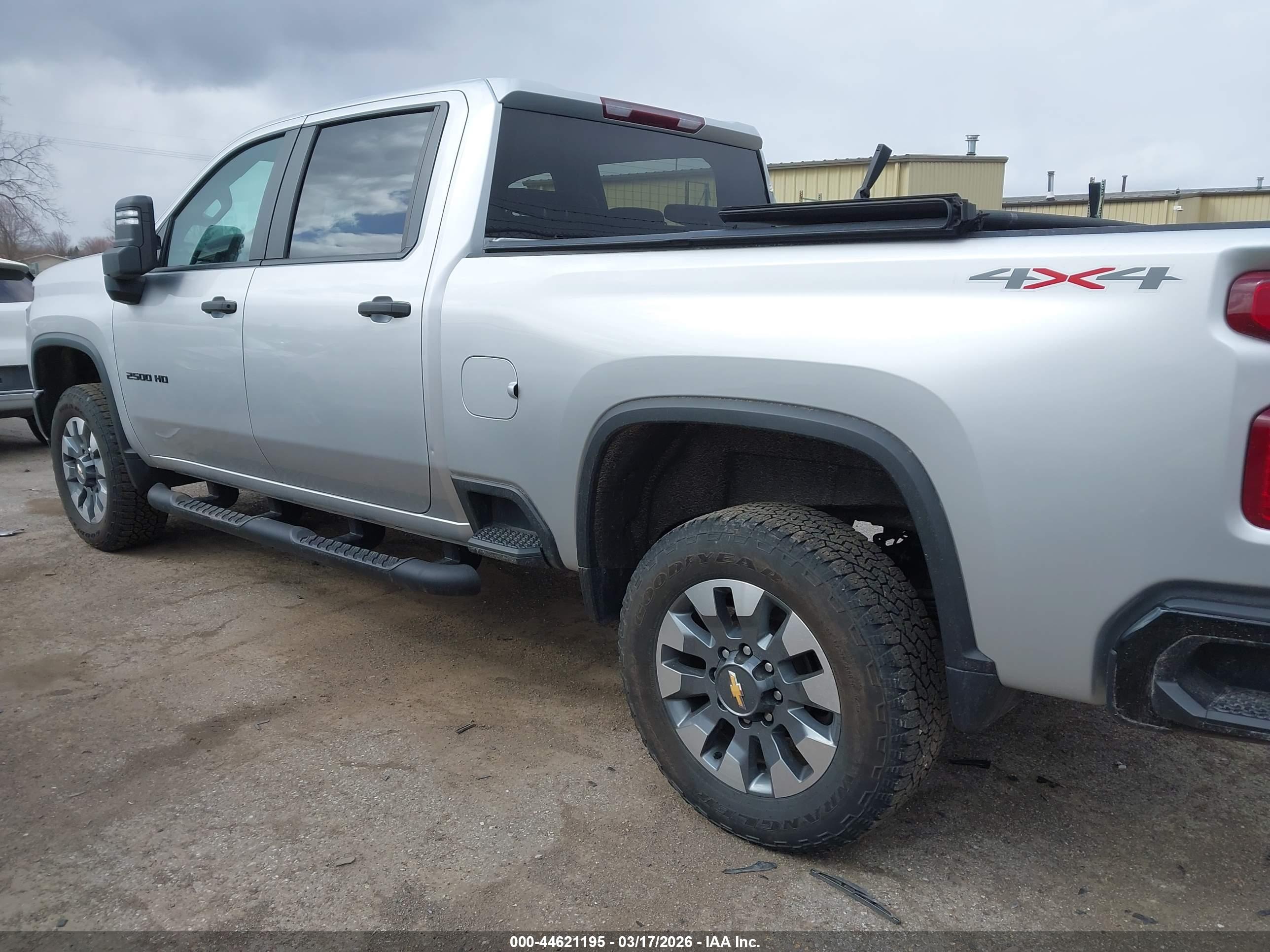 CHEVROLET SILVERADO image 3