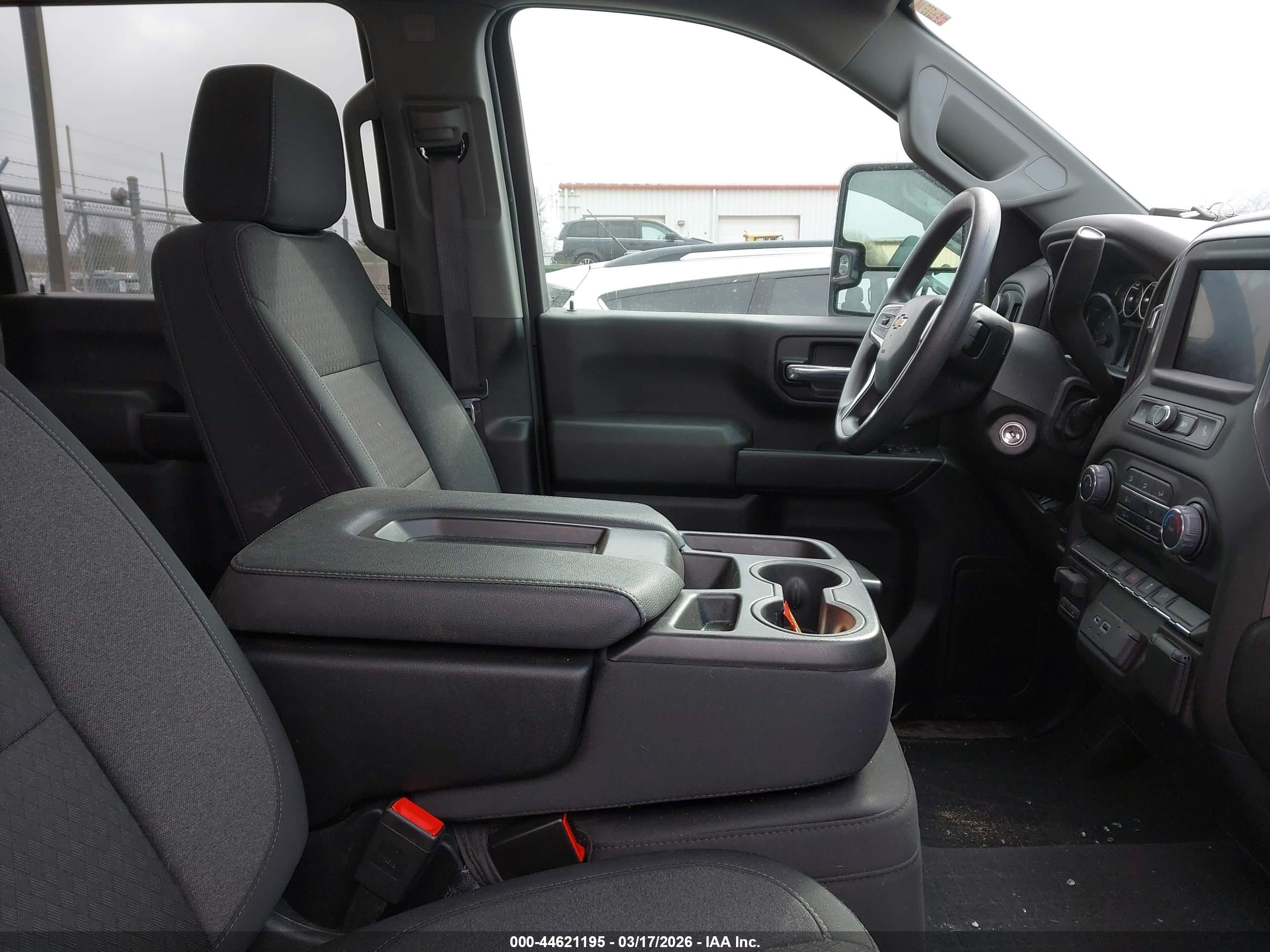 CHEVROLET SILVERADO image 5