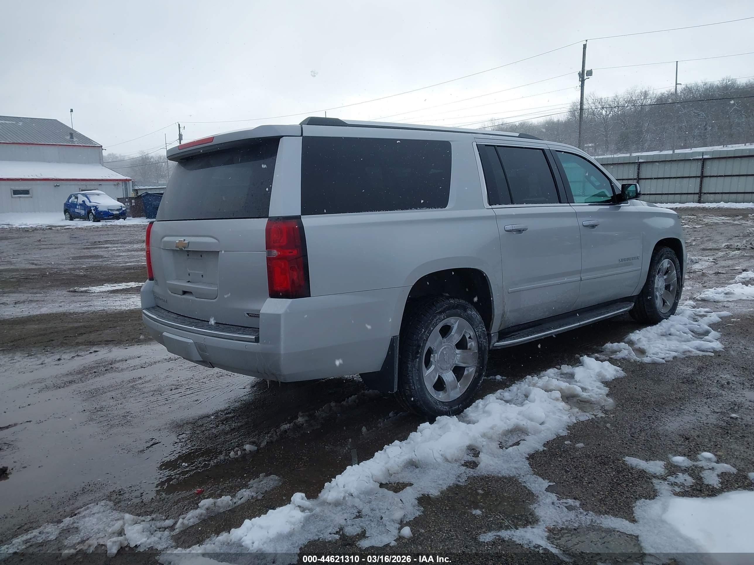 CHEVROLET SUBURBAN image 4
