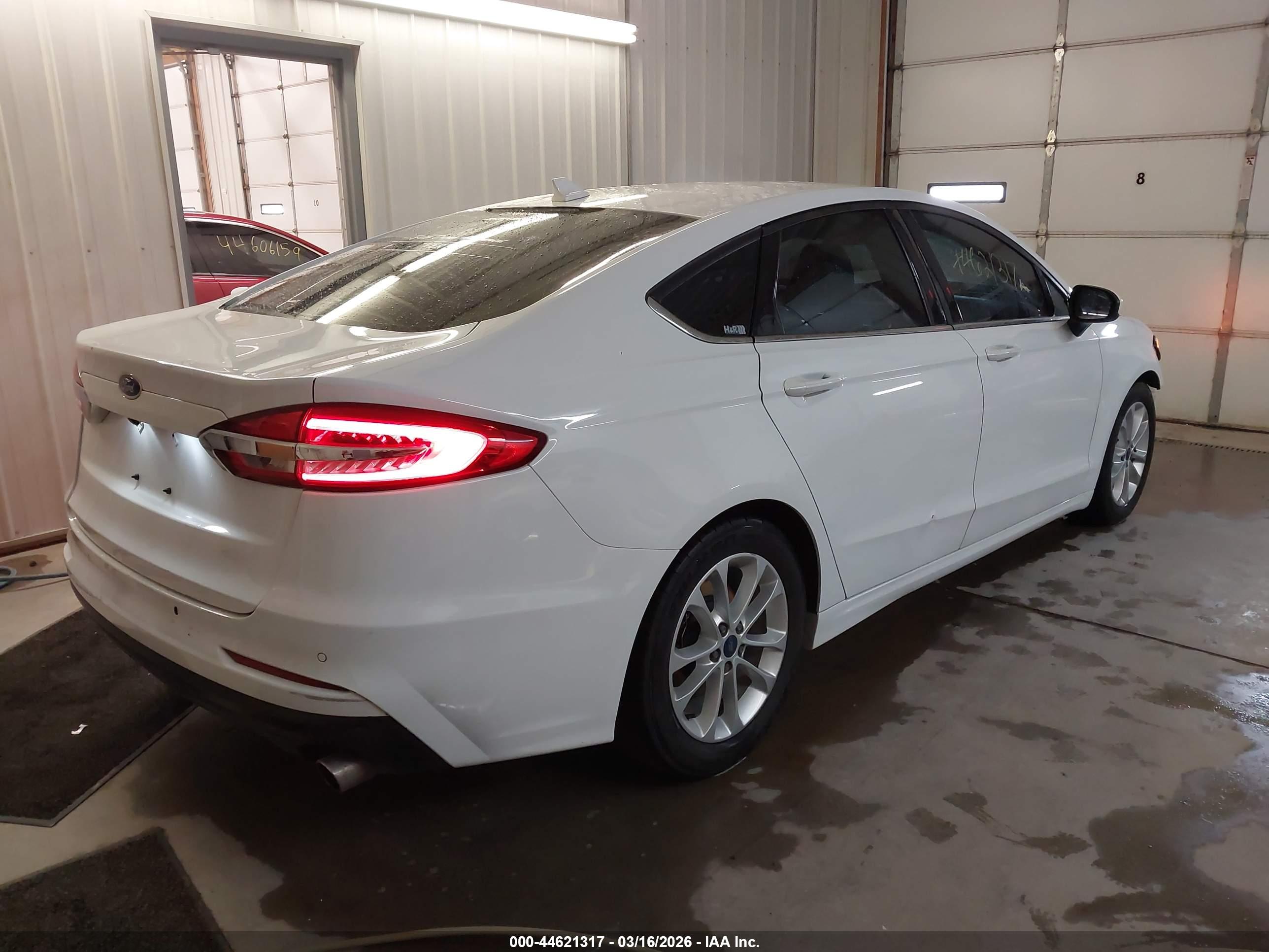 FORD FUSION image 4