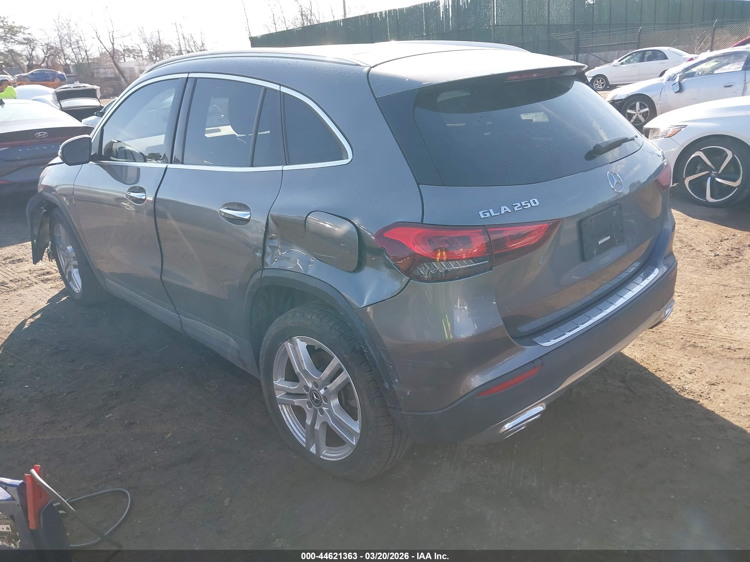 MERCEDES-BENZ GLA image 3