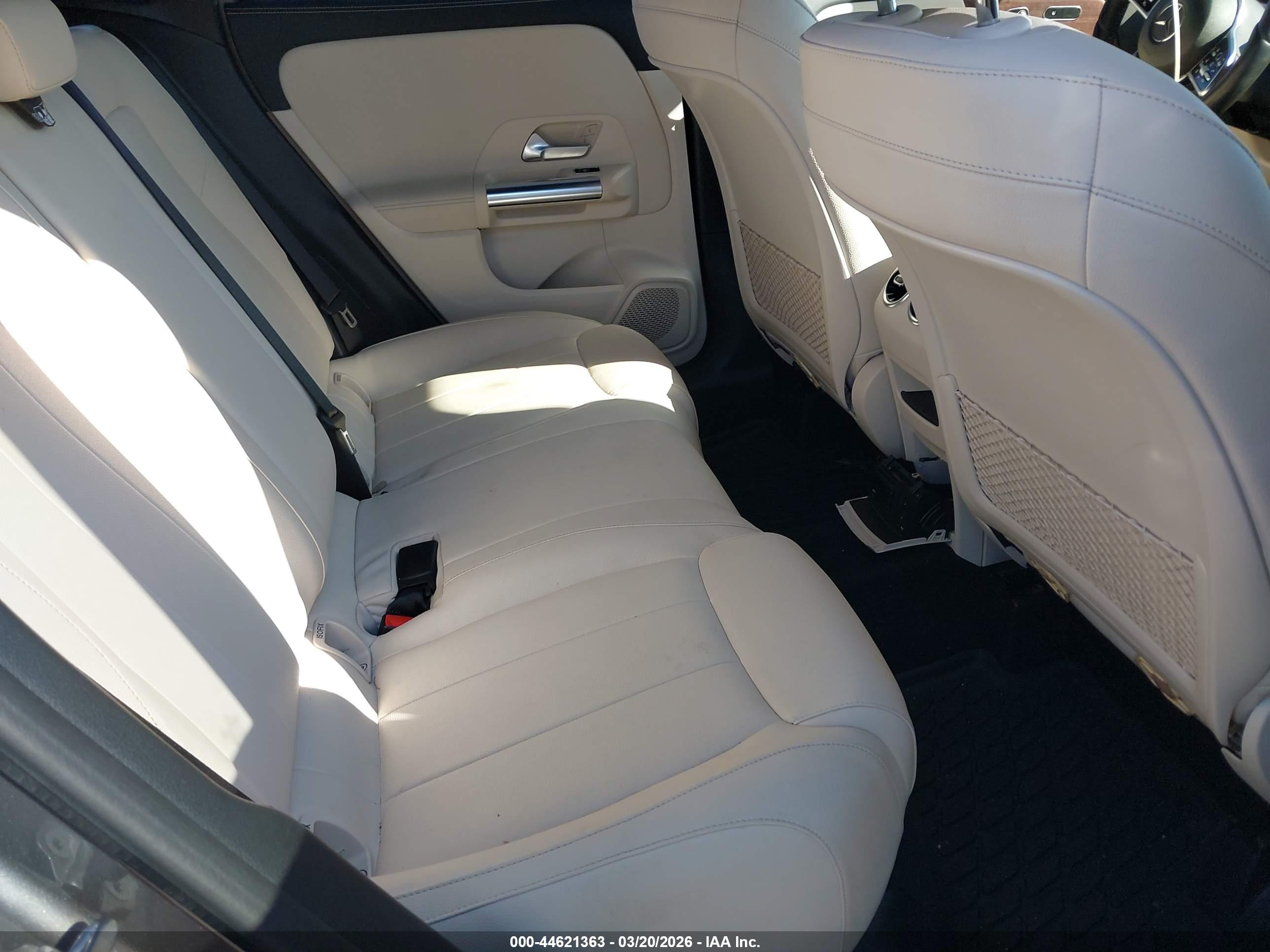 MERCEDES-BENZ GLA image 8