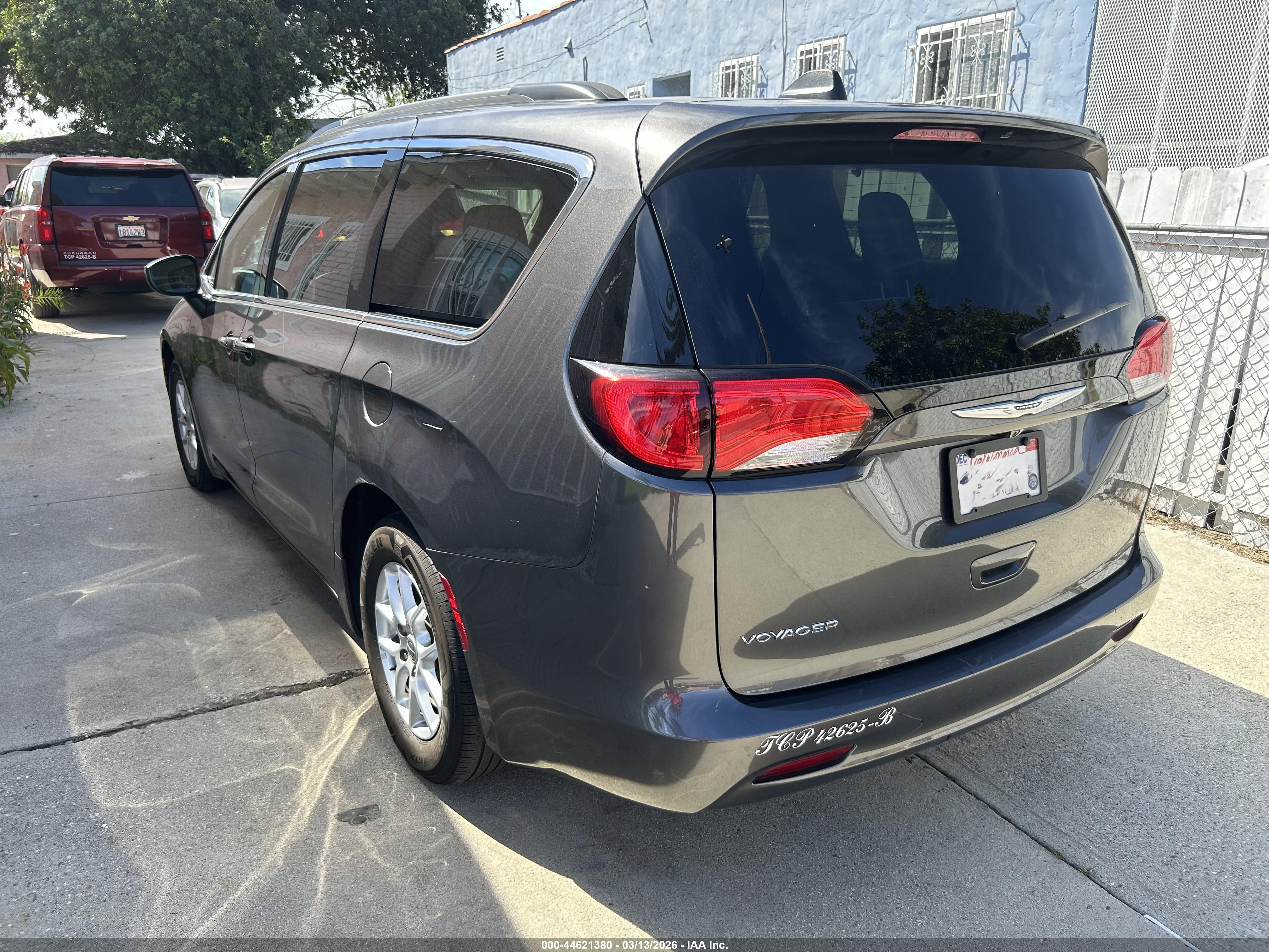 CHRYSLER VOYAGER image 3