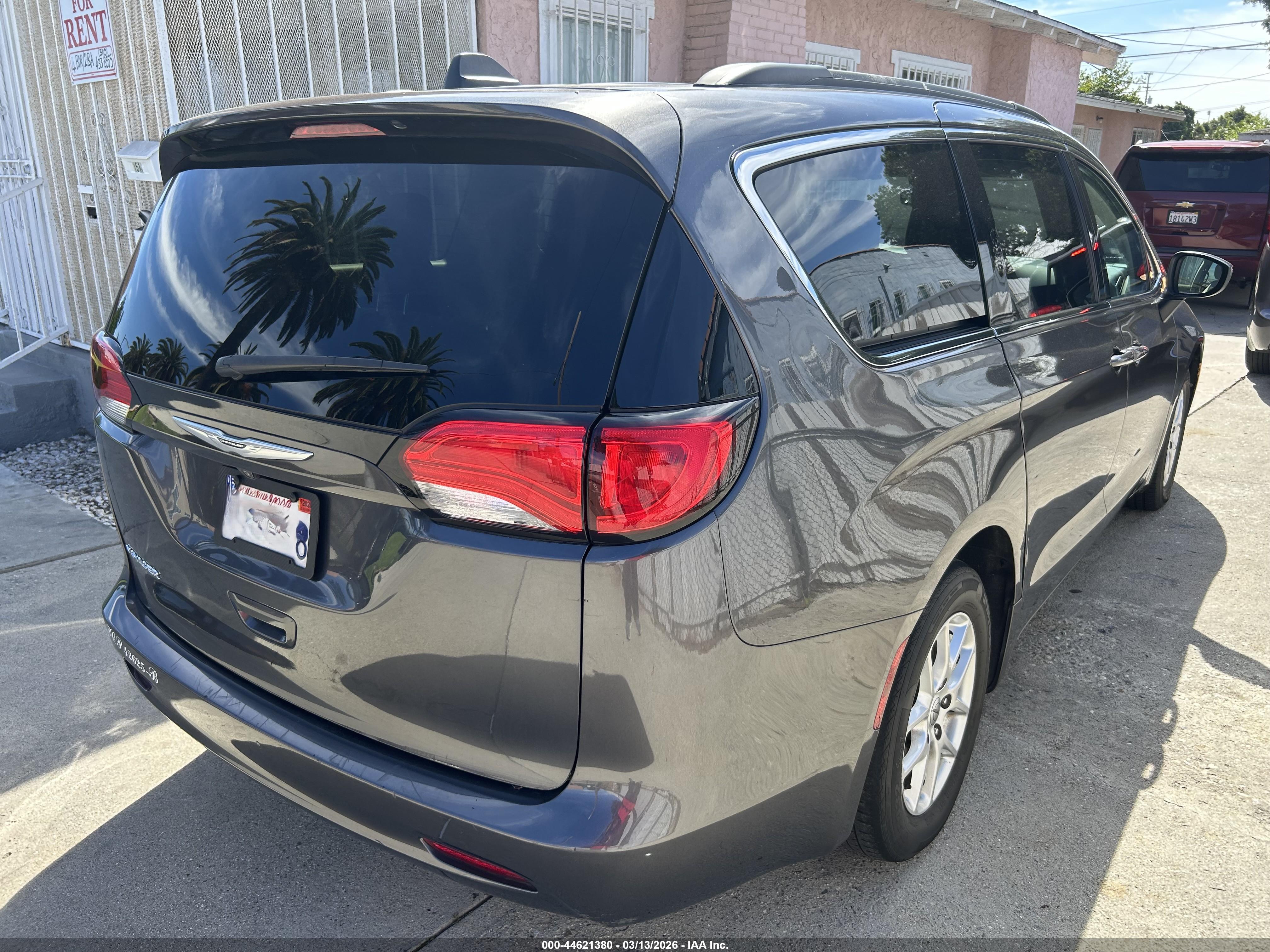 CHRYSLER VOYAGER image 4