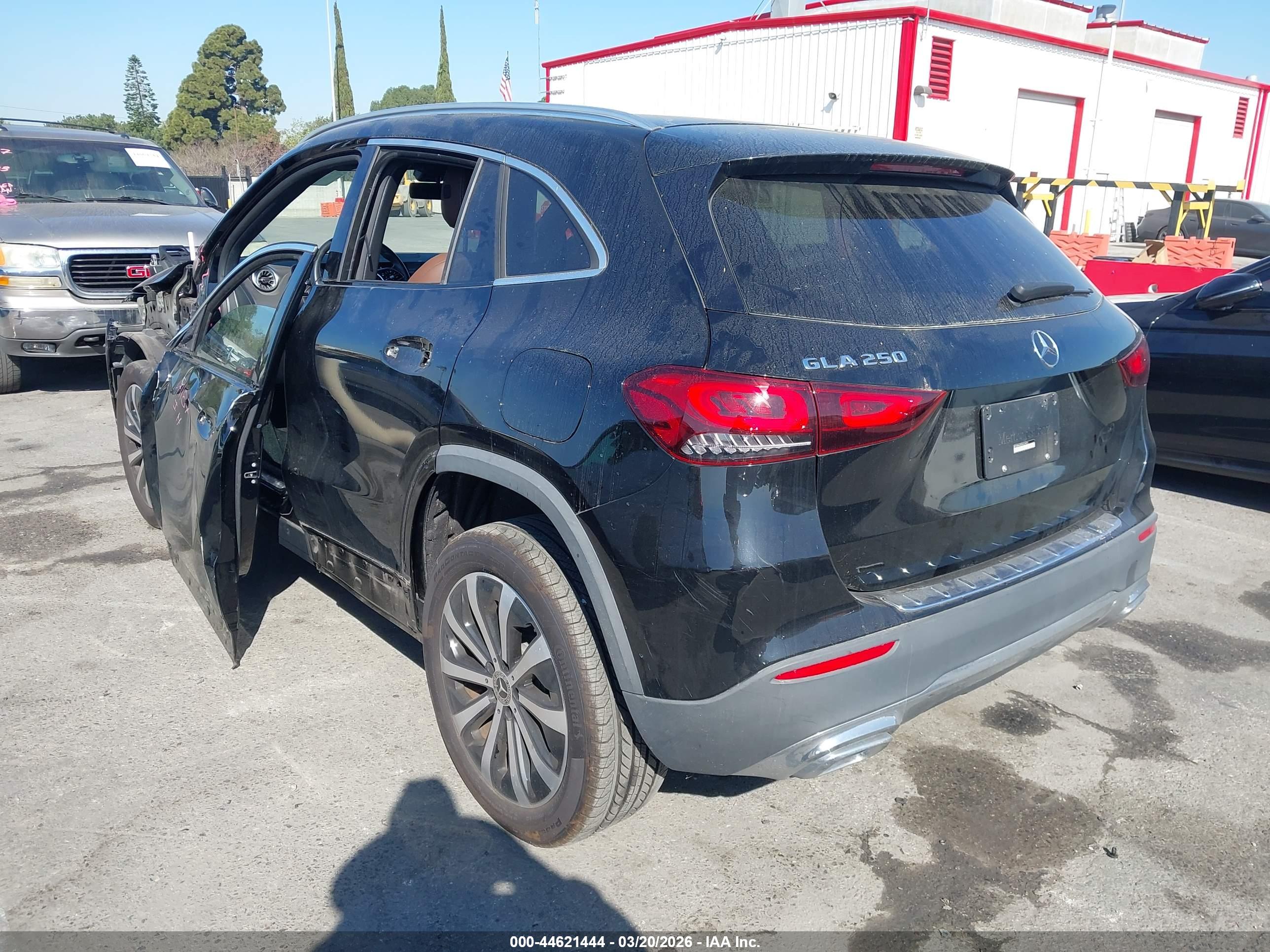 MERCEDES-BENZ GLA image 3