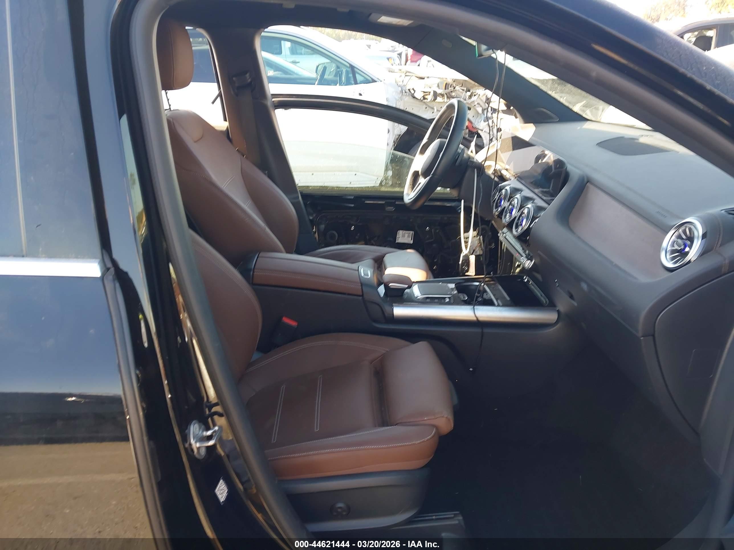 MERCEDES-BENZ GLA image 5