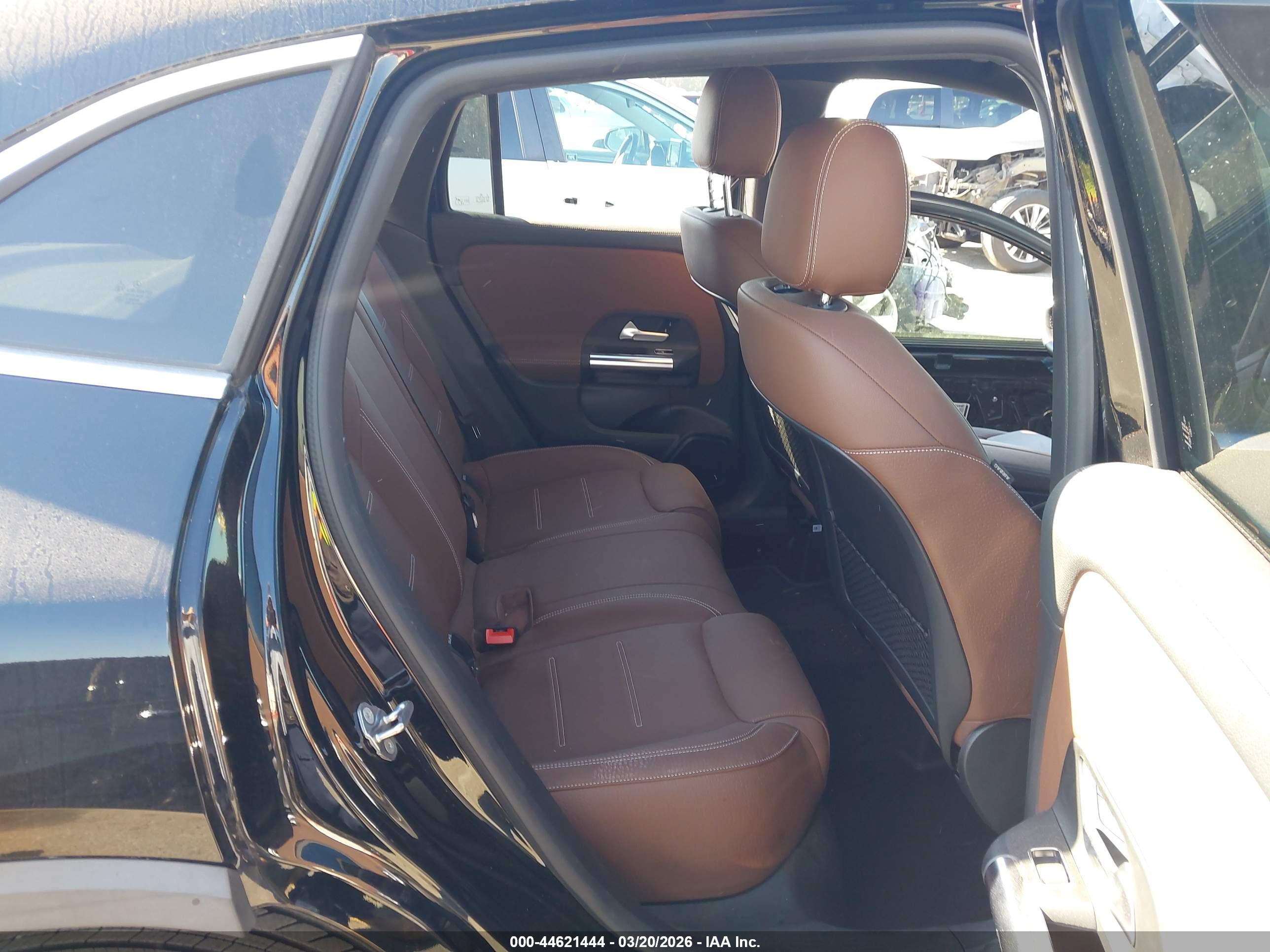 MERCEDES-BENZ GLA image 8